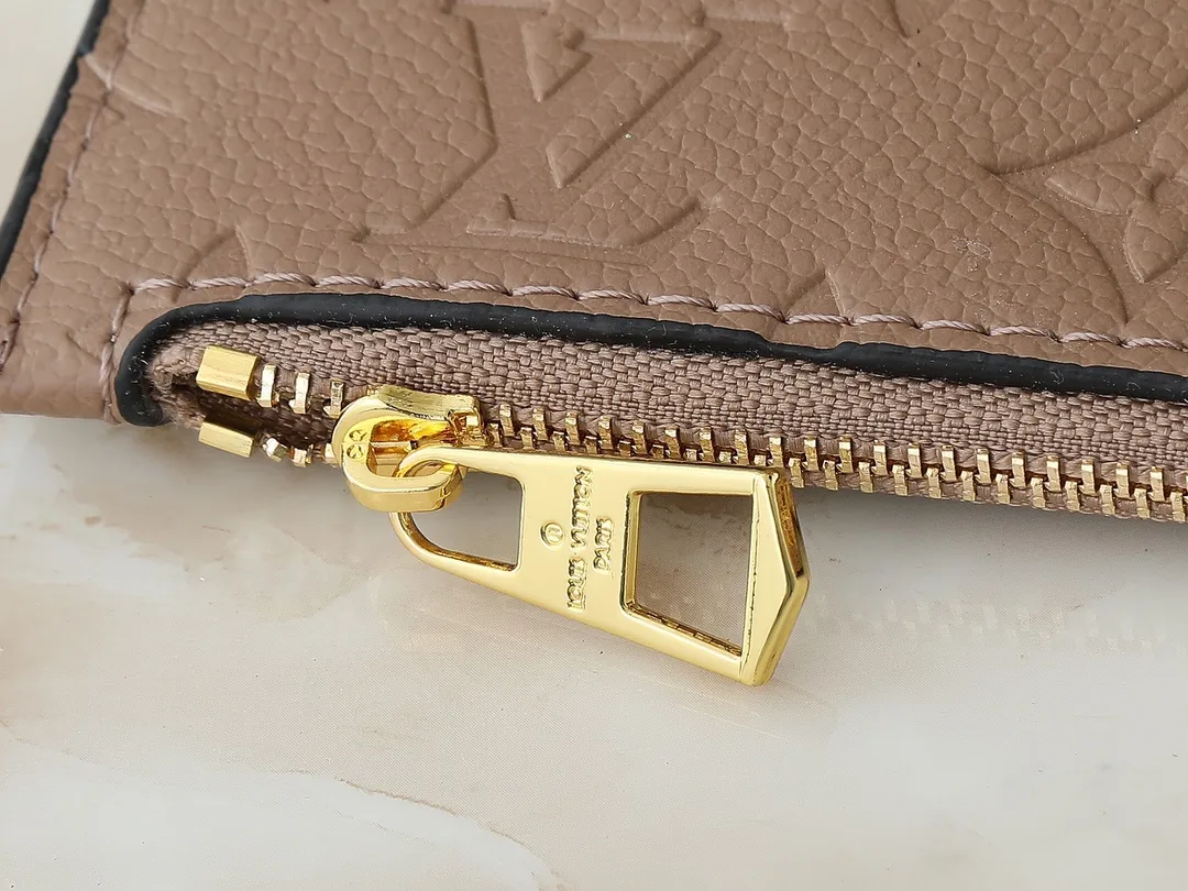 💰260💰Upgraded original version ✨M11283 M25453 M47209 M46545 M46492 This Summer Bundle handbag is from the Dégradé series. The new drawstring design adds a summer atmosphere. The Monogram Empreinte embossed leather bag features a gradient tone to brighten any seasonal look. The double handles and detachable cross-body strap provide a variety of stylish carrying options, making it a great companion for travel day and night. Detailed features: 28 x 20 x 11.5 (Length x Height x Width)