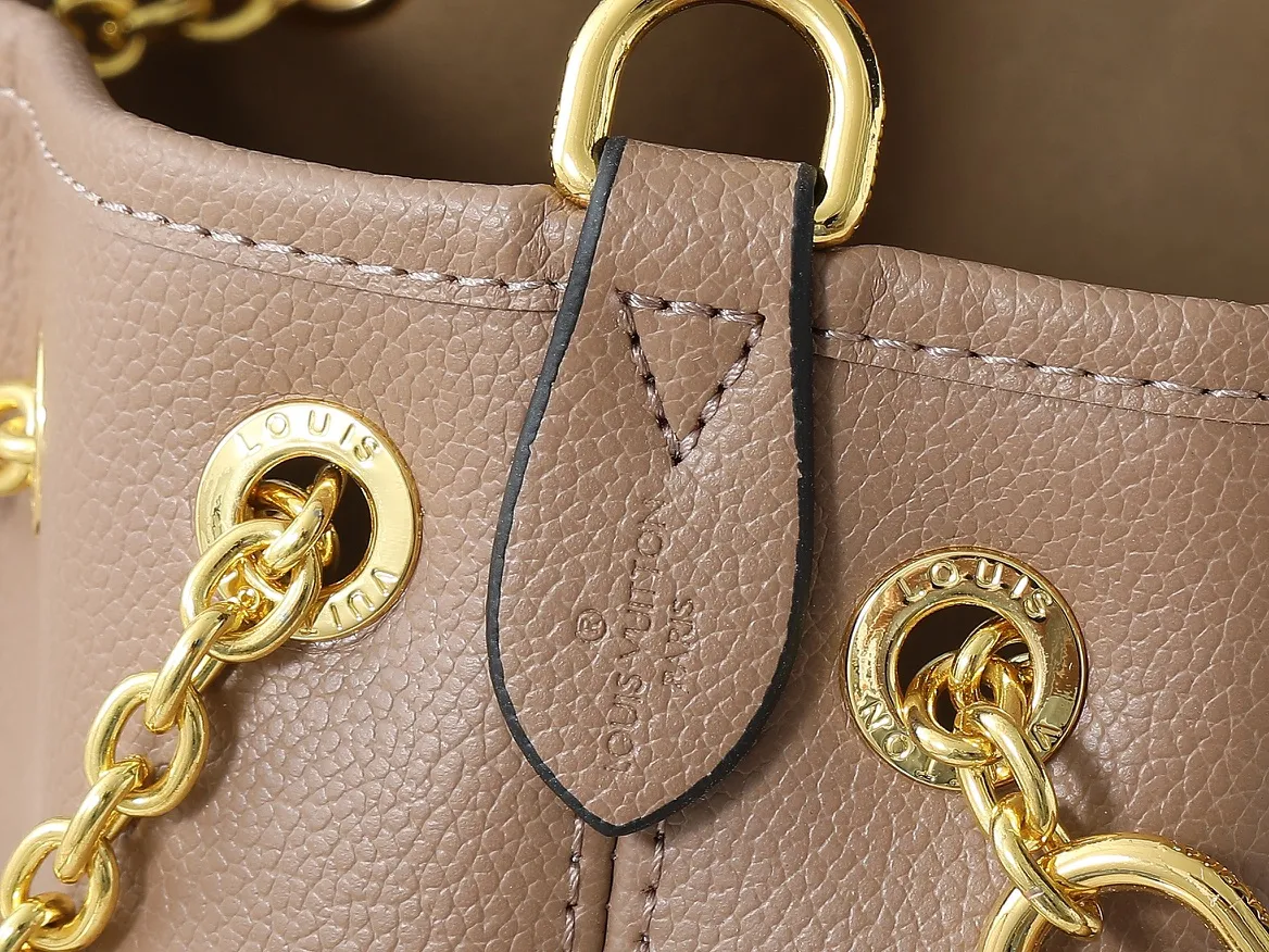 💰260💰Upgraded original version ✨M11283 M25453 M47209 M46545 M46492 This Summer Bundle handbag is from the Dégradé series. The new drawstring design adds a summer atmosphere. The Monogram Empreinte embossed leather bag features a gradient tone to brighten any seasonal look. The double handles and detachable cross-body strap provide a variety of stylish carrying options, making it a great companion for travel day and night. Detailed features: 28 x 20 x 11.5 (Length x Height x Width)