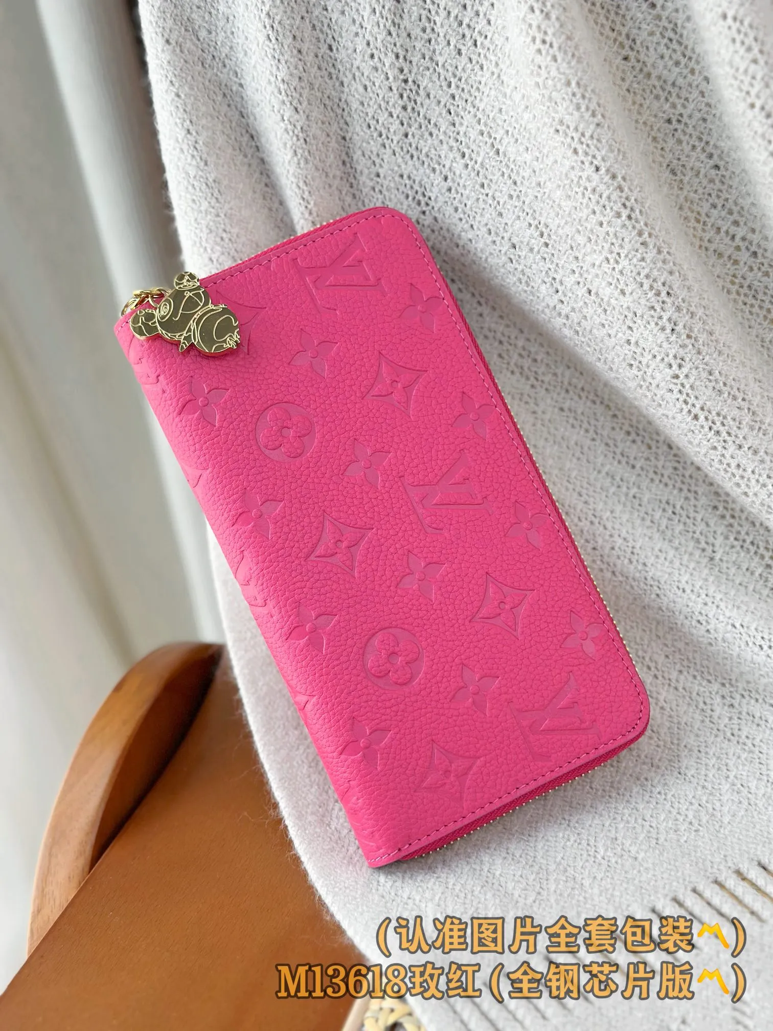 💰900 [Authentic Grade] [Special Grade MB High Elastic Fabric] M13618 Rose Red 〽️A Grade All Steel〽️) Personalized customized version! Transcoding chip, ZIPPY zipper wallet Louis Vuitton's classic Monogram pattern emerges on the soft and delicate Monogram Empreinte leather, making the brand's iconic Zippy wallet even more eye-catching. Full zipper design with elegant interior, compact and functional. Can also be used as a clutch. 19.5 x 10.5 x 2.5 cm (length x height x width).