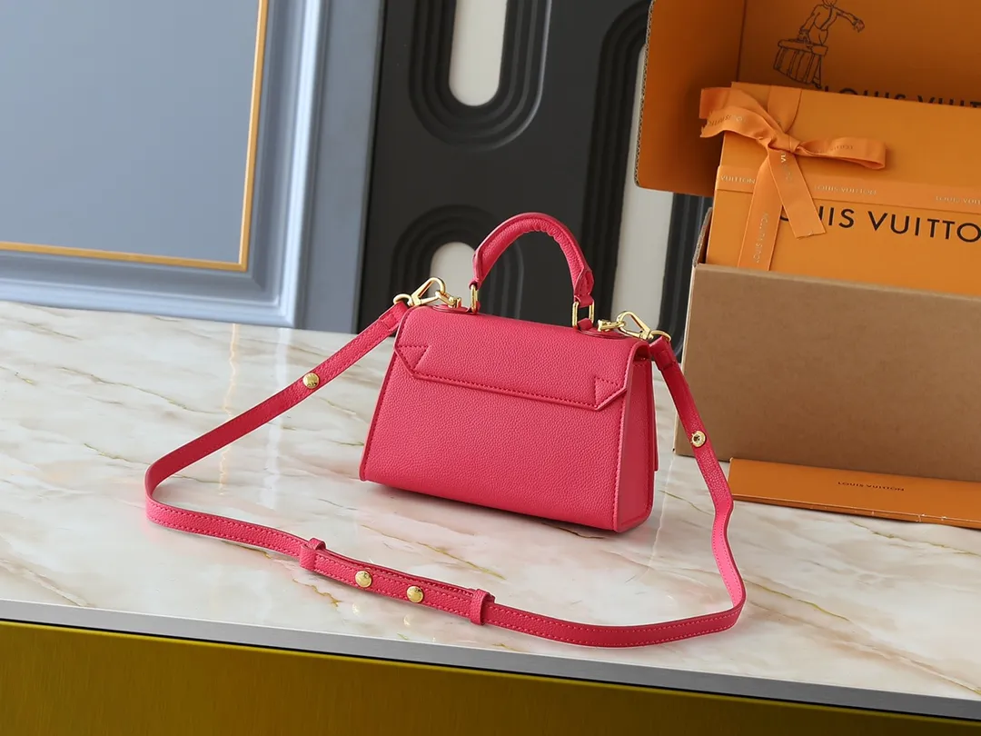 💰300💰Upgraded from the original M21590 M59090 Twist One Handle BB handbag, made of dark-dyed Taurillon leather, with a top single handle and the iconic LV Twist twist lock flap. The contrasting leather lining adds a trendy touch and can be worn cross-body, over the shoulder or by hand. Dimensions: 20x13x9 cm