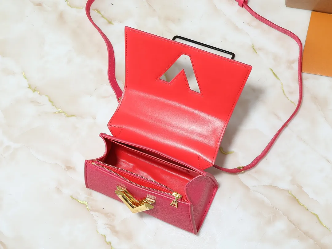 💰300💰Upgraded from the original M21590 M59090 Twist One Handle BB handbag, made of dark-dyed Taurillon leather, with a top single handle and the iconic LV Twist twist lock flap. The contrasting leather lining adds a trendy touch and can be worn cross-body, over the shoulder or by hand. Dimensions: 20x13x9 cm