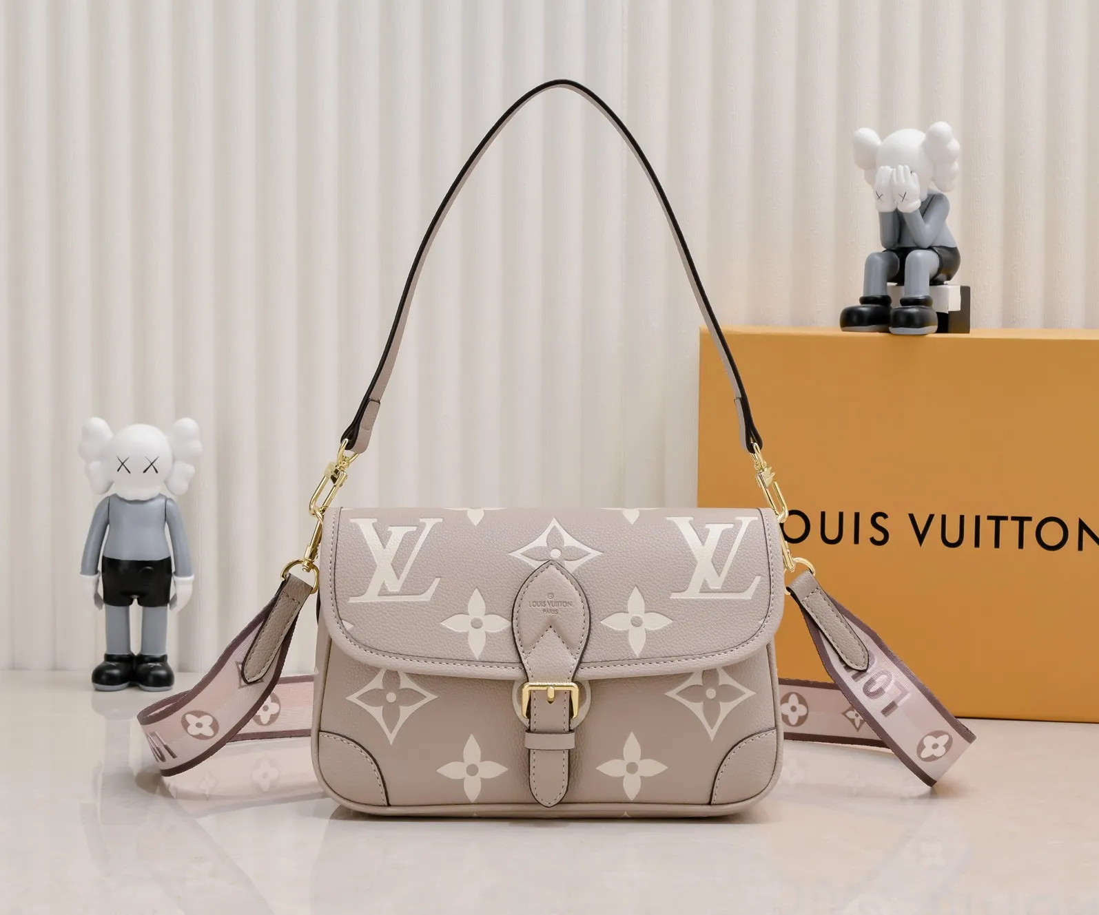 ¥340💰 Exclusive real shot-upgraded version ‼ ️M46386 black M46388 white M45985 full leather baguette series new Diane handbag Diane satchel is made of Monogram Empreinte, made of the brand's iconic embossed leather. This versatile bag comes with a removable leather shoulder strap that can be worn over the shoulder or by hand, as well as a roomy removable jacquard crossbody bag with 'Louis Vuitton' printed strap. This versatile bag can be styled in chic or sporty fashion to match the overall style or mood. Dimensions: 25.0×9.0×15.0 cm.