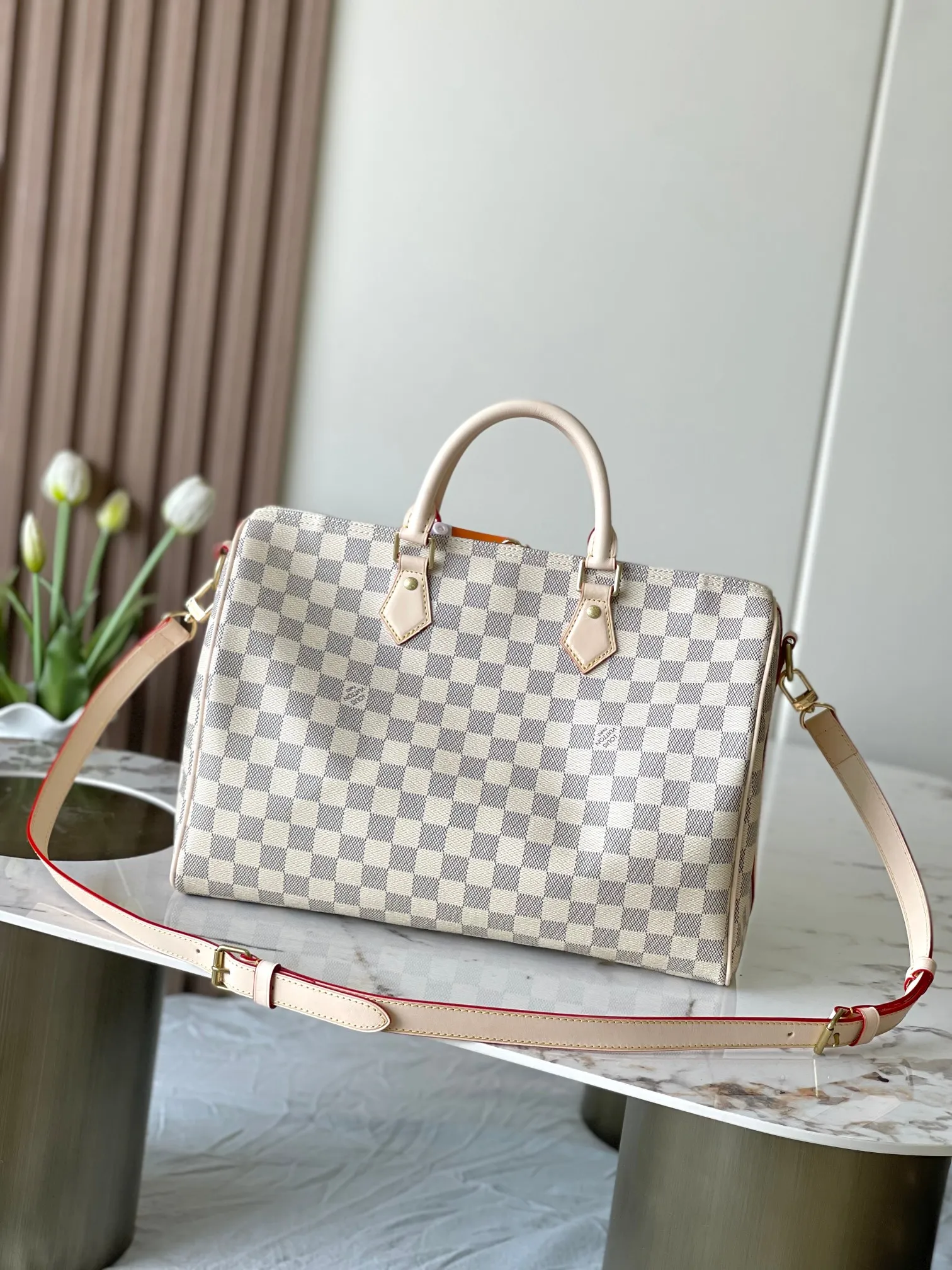 💰840 Top original model 41111 white plaid SPEEDY 35 handbag. The Speedy 35 handbag made of Damier Ebène canvas has a classic shape and exudes timeless elegance. The multi-functional shoulder strap can be used for hand carry, shoulder or cross-body wear, flexible and convenient. Size: 35x23x18cm