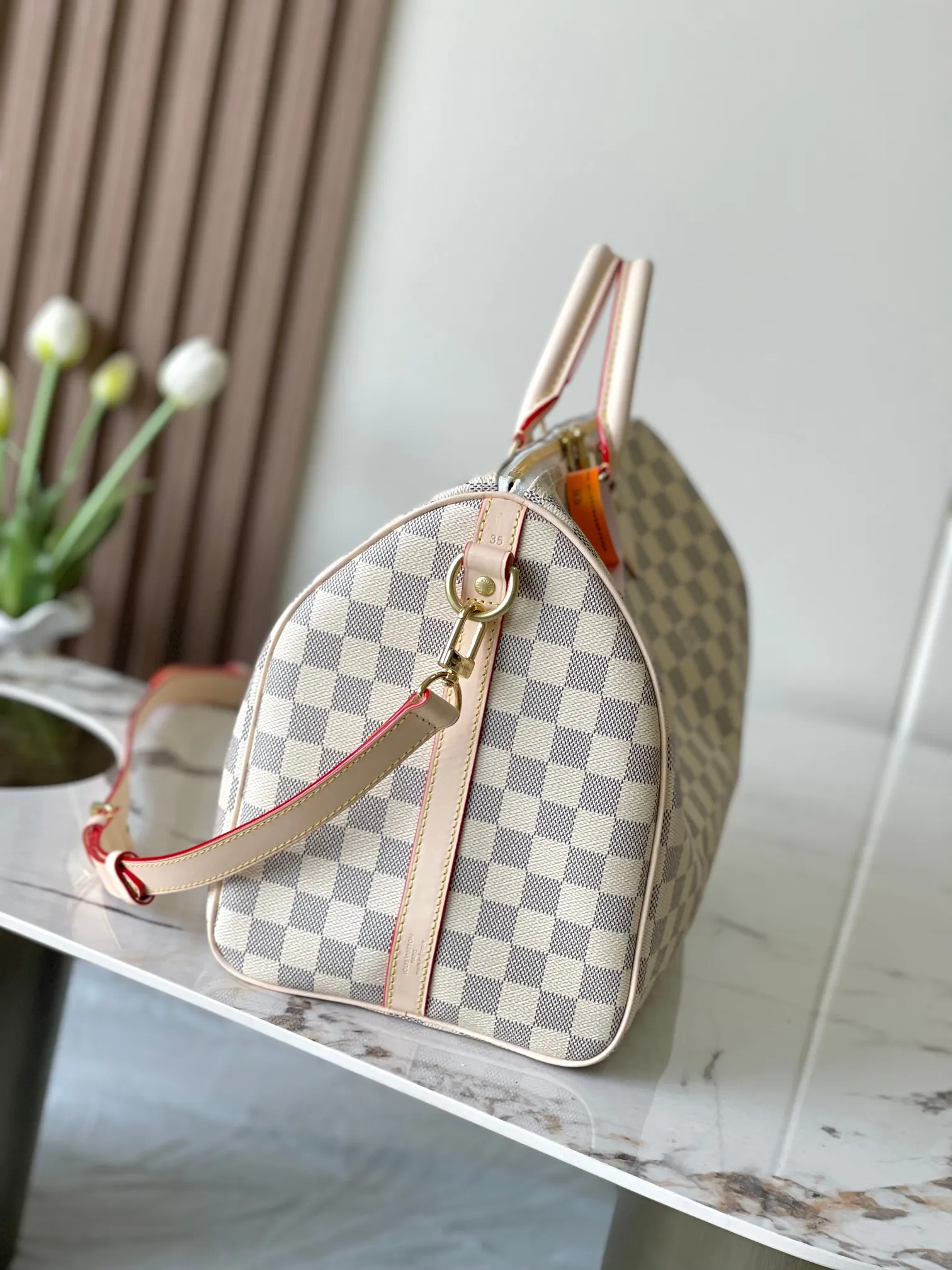 💰840 Top original model 41111 white plaid SPEEDY 35 handbag. The Speedy 35 handbag made of Damier Ebène canvas has a classic shape and exudes timeless elegance. The multi-functional shoulder strap can be used for hand carry, shoulder or cross-body wear, flexible and convenient. Size: 35x23x18cm