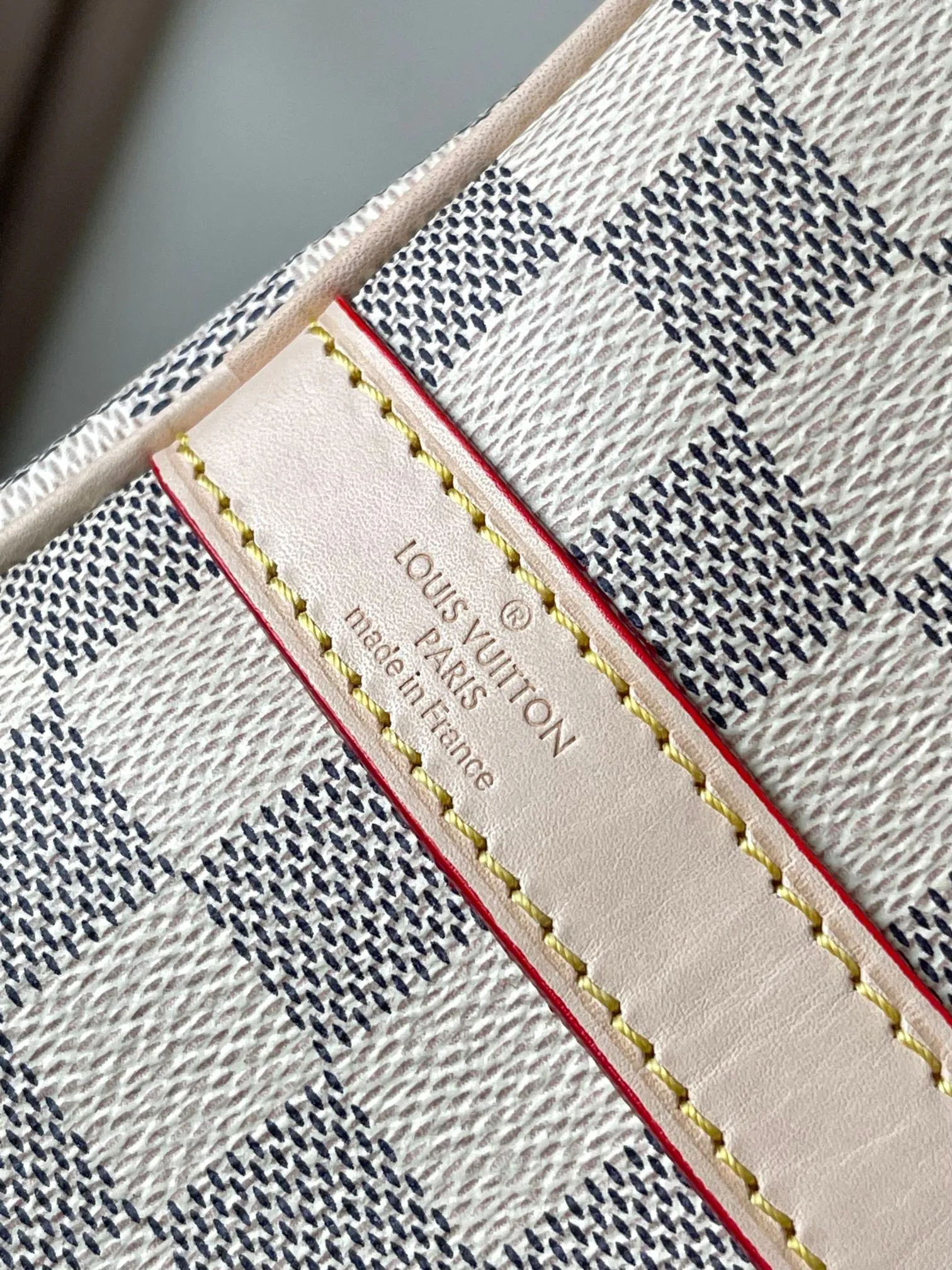 💰840 Top original model 41111 white plaid SPEEDY 35 handbag. The Speedy 35 handbag made of Damier Ebène canvas has a classic shape and exudes timeless elegance. The multi-functional shoulder strap can be used for hand carry, shoulder or cross-body wear, flexible and convenient. Size: 35x23x18cm