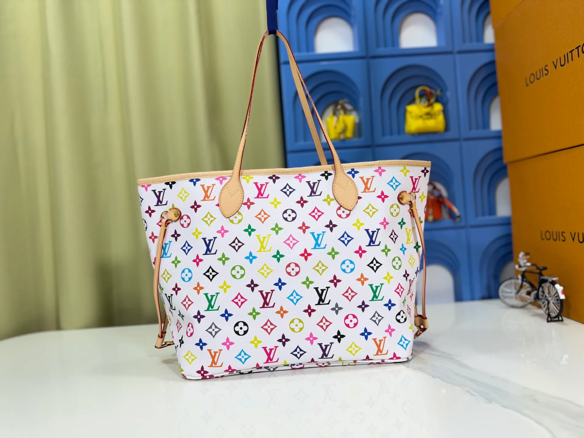P260 Upgraded original M13675 M13271 M40995 This medium-sized Neverfull handbag is from the Louis Vuitton x Takashi Murakami reissue series. It uses Monogram canvas to create a spacious configuration, and then uses the smart Monogram floral pattern to interpret the artist's "ultra-flat" aesthetic style. Cowhide leather outlines the upper edge, handles and side straps, while the fabric lining incorporates colorful stripes. An interior zip pocket and a removable storage bag complete the functional design. Dimensions: 31.0 x 28.0 x 14.0 cm (length x height x width)