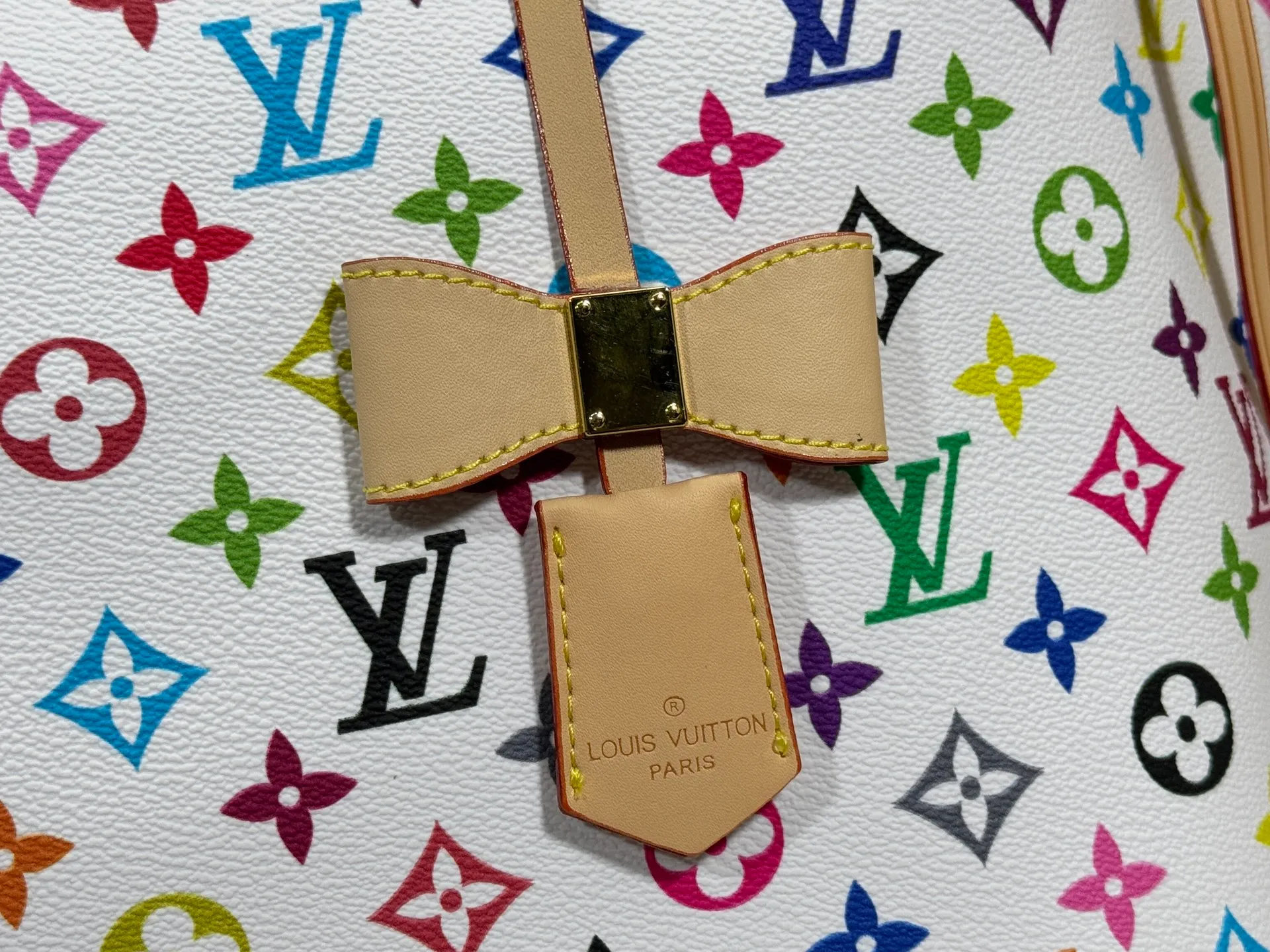 P260 Upgraded original M13675 M13271 M40995 This medium-sized Neverfull handbag is from the Louis Vuitton x Takashi Murakami reissue series. It uses Monogram canvas to create a spacious configuration, and then uses the smart Monogram floral pattern to interpret the artist's "ultra-flat" aesthetic style. Cowhide leather outlines the upper edge, handles and side straps, while the fabric lining incorporates colorful stripes. An interior zip pocket and a removable storage bag complete the functional design. Dimensions: 31.0 x 28.0 x 14.0 cm (length x height x width)