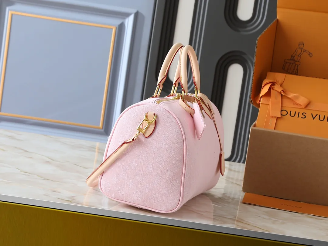 💰280💰Upgraded from the original M13344 M40391. This Speedy Soft 30 handbag relies on Louis Vuitton's exquisite bleaching process to trace the Monogram Denim pattern born in 2005 on the cotton surface, and then uses leather trim and shiny metal parts to highlight the details. The key pouch and detachable name tag pay homage to the brand's trunk-making heritage, while the detachable Toron handle makes it comfortable to carry on the shoulder. Dimensions: 30.0 x 21.0 x 17.0 cm (length x height x width)