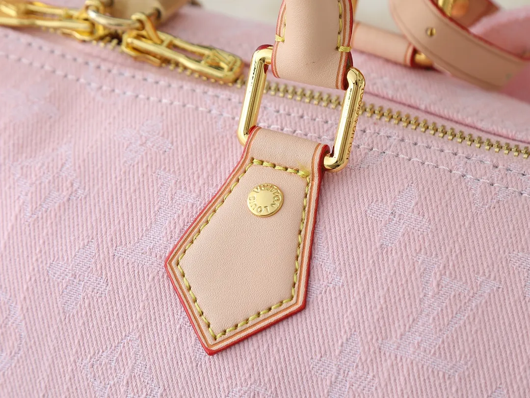 💰280💰Upgraded from the original M13344 M40391. This Speedy Soft 30 handbag relies on Louis Vuitton's exquisite bleaching process to trace the Monogram Denim pattern born in 2005 on the cotton surface, and then uses leather trim and shiny metal parts to highlight the details. The key pouch and detachable name tag pay homage to the brand's trunk-making heritage, while the detachable Toron handle makes it comfortable to carry on the shoulder. Dimensions: 30.0 x 21.0 x 17.0 cm (length x height x width)