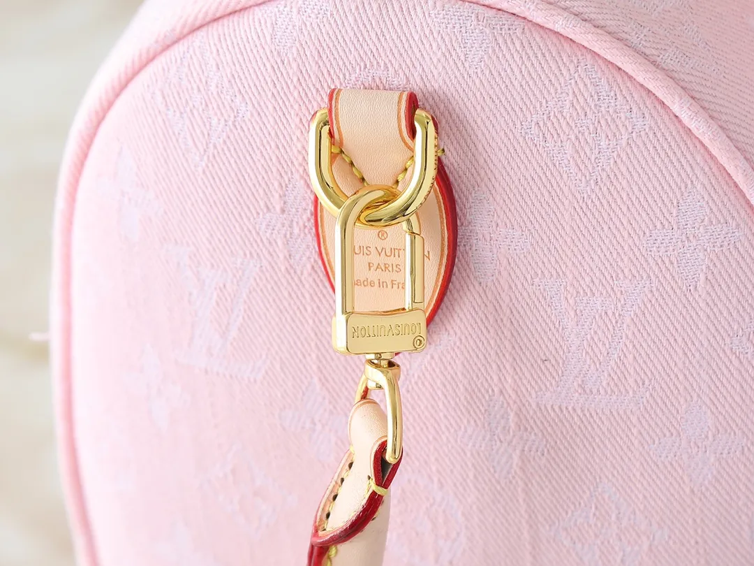 💰280💰Upgraded from the original M13344 M40391. This Speedy Soft 30 handbag relies on Louis Vuitton's exquisite bleaching process to trace the Monogram Denim pattern born in 2005 on the cotton surface, and then uses leather trim and shiny metal parts to highlight the details. The key pouch and detachable name tag pay homage to the brand's trunk-making heritage, while the detachable Toron handle makes it comfortable to carry on the shoulder. Dimensions: 30.0 x 21.0 x 17.0 cm (length x height x width)