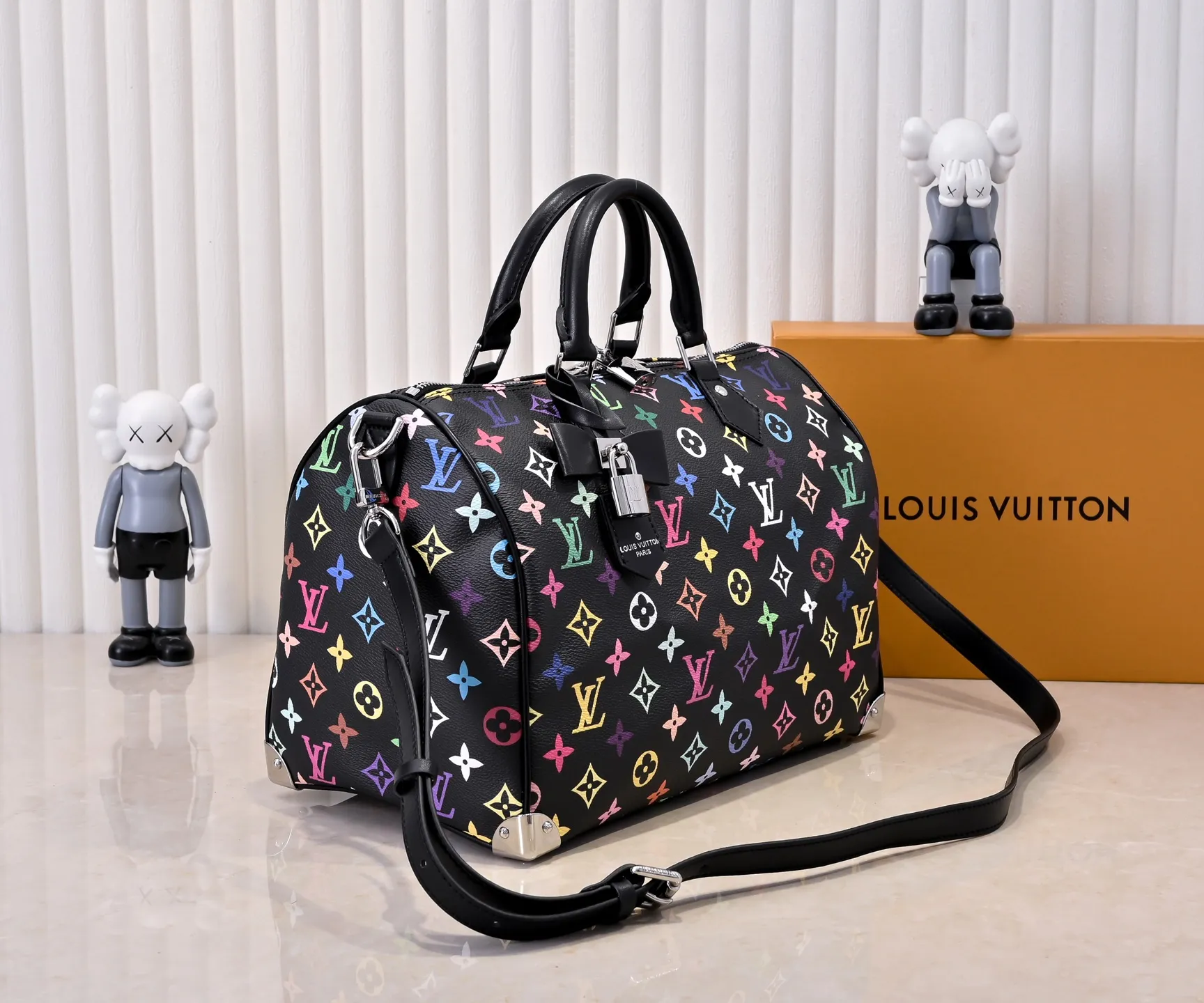 Batch 💰340 Guangzhou goods Model number: M13086 40390 White tricolor Black tricolor Presbyopia This Speedy Bandoulière 30 handbag uses the classic Monogram pattern to render the bright colors of Japanese artist Takashi Murakami. Together with the bow-shaped key bag, it highlights the smart style of the Louis Vuitton x Murakami collaboration series. The Toron handle and detachable and adjustable shoulder strap are fashioned from cow leather, and the dazzling padlock and corners reference the brand's luggage elements. 30 cm