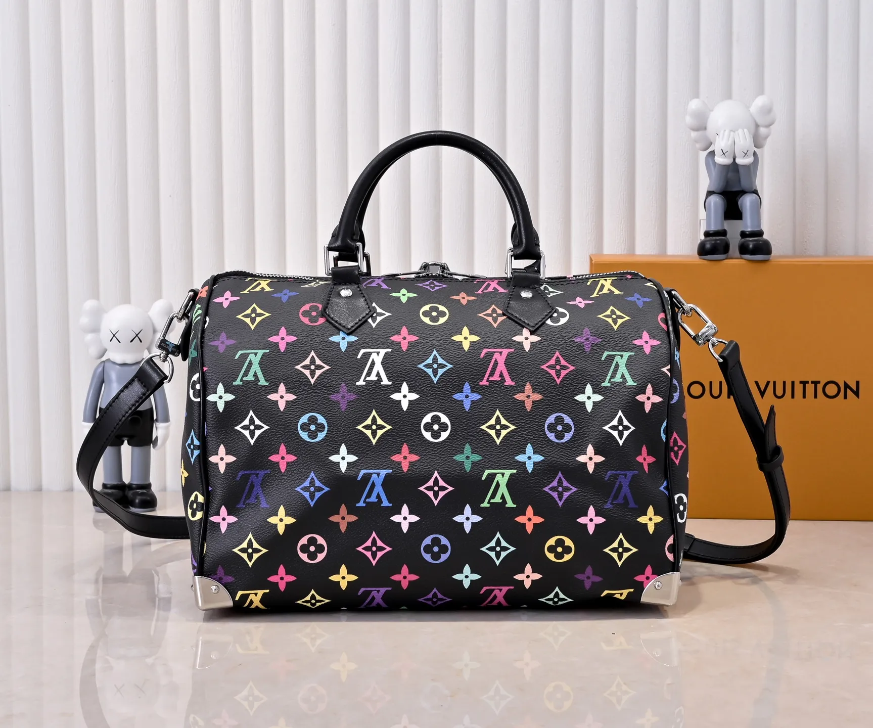 Batch 💰340 Guangzhou goods Model number: M13086 40390 White tricolor Black tricolor Presbyopia This Speedy Bandoulière 30 handbag uses the classic Monogram pattern to render the bright colors of Japanese artist Takashi Murakami. Together with the bow-shaped key bag, it highlights the smart style of the Louis Vuitton x Murakami collaboration series. The Toron handle and detachable and adjustable shoulder strap are fashioned from cow leather, and the dazzling padlock and corners reference the brand's luggage elements. 30 cm