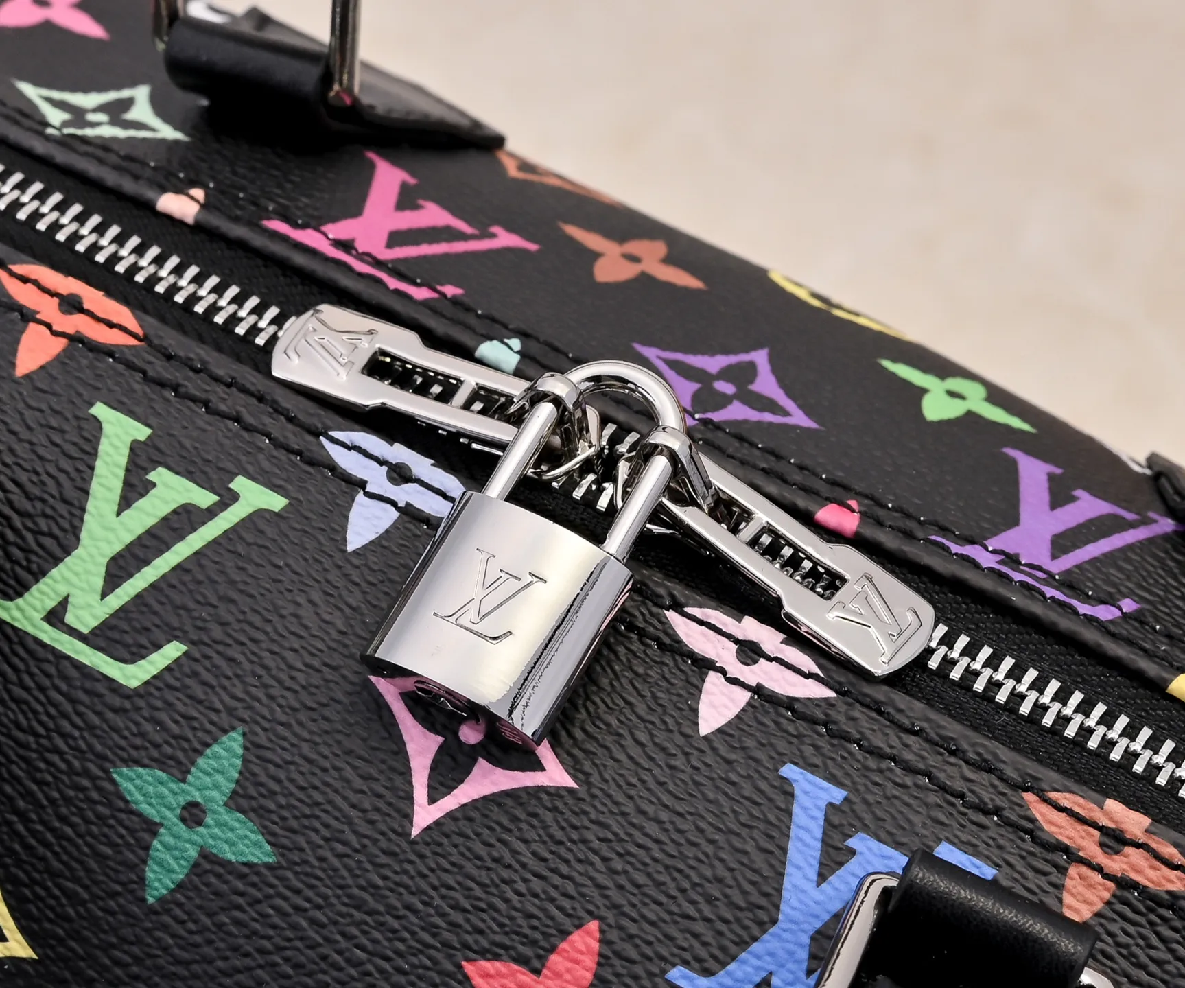 Batch 💰340 Guangzhou goods Model number: M13086 40390 White tricolor Black tricolor Presbyopia This Speedy Bandoulière 30 handbag uses the classic Monogram pattern to render the bright colors of Japanese artist Takashi Murakami. Together with the bow-shaped key bag, it highlights the smart style of the Louis Vuitton x Murakami collaboration series. The Toron handle and detachable and adjustable shoulder strap are fashioned from cow leather, and the dazzling padlock and corners reference the brand's luggage elements. 30 cm