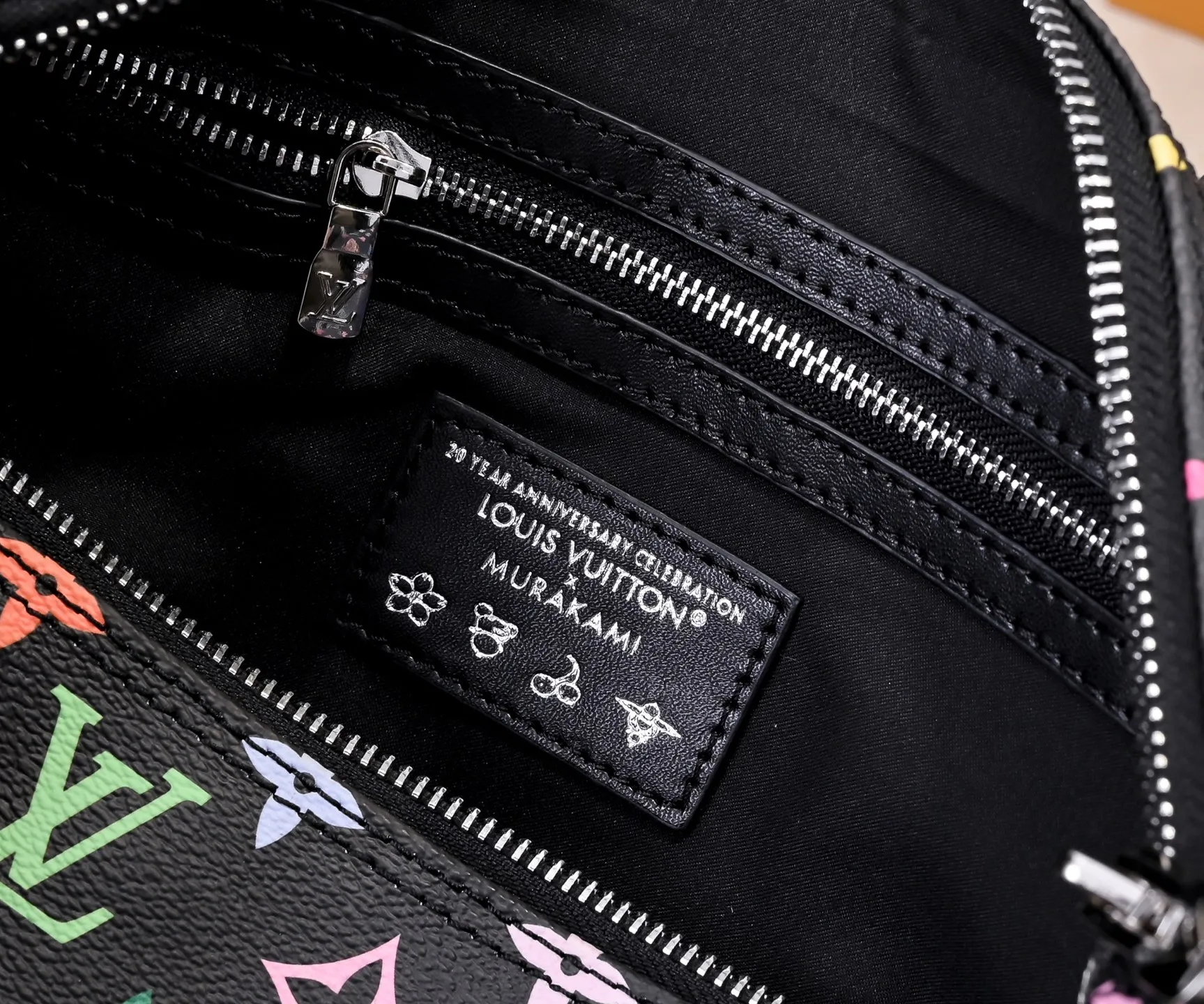 Batch 💰340 Guangzhou goods Model number: M13086 40390 White tricolor Black tricolor Presbyopia This Speedy Bandoulière 30 handbag uses the classic Monogram pattern to render the bright colors of Japanese artist Takashi Murakami. Together with the bow-shaped key bag, it highlights the smart style of the Louis Vuitton x Murakami collaboration series. The Toron handle and detachable and adjustable shoulder strap are fashioned from cow leather, and the dazzling padlock and corners reference the brand's luggage elements. 30 cm