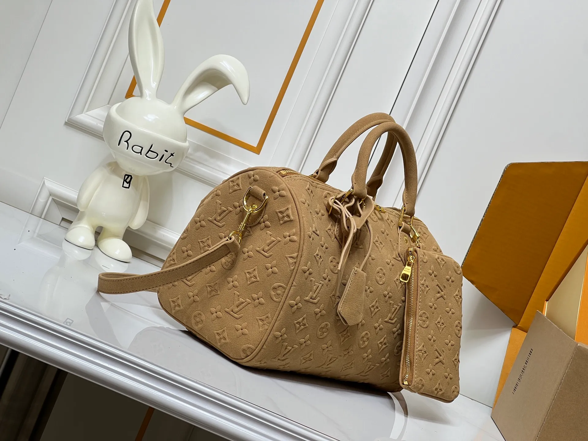 Batch 300💰M15225 M22853 M13344 Speedy Bandoulière 30 handbag Louis Vuitton's updated version of the classic Speedy series, crafted from gray embossed leather, fully engraved with the brand's iconic Monogram pattern, fully demonstrating the brand's heritage in texture. Equipped with golden metal accessories, it has a delicate handle and an adjustable shoulder strap, so it can be carried elegantly by hand or worn casually across the body. Built-in detachable coin purse blends practicality and design. From daily commuting to leisure travel, it combines classic bag shapes with modern materials to interpret the balance of French elegance and pragmatism. It is a fashionable item that highlights your individual taste. Dimensions: 30x18x17 cm