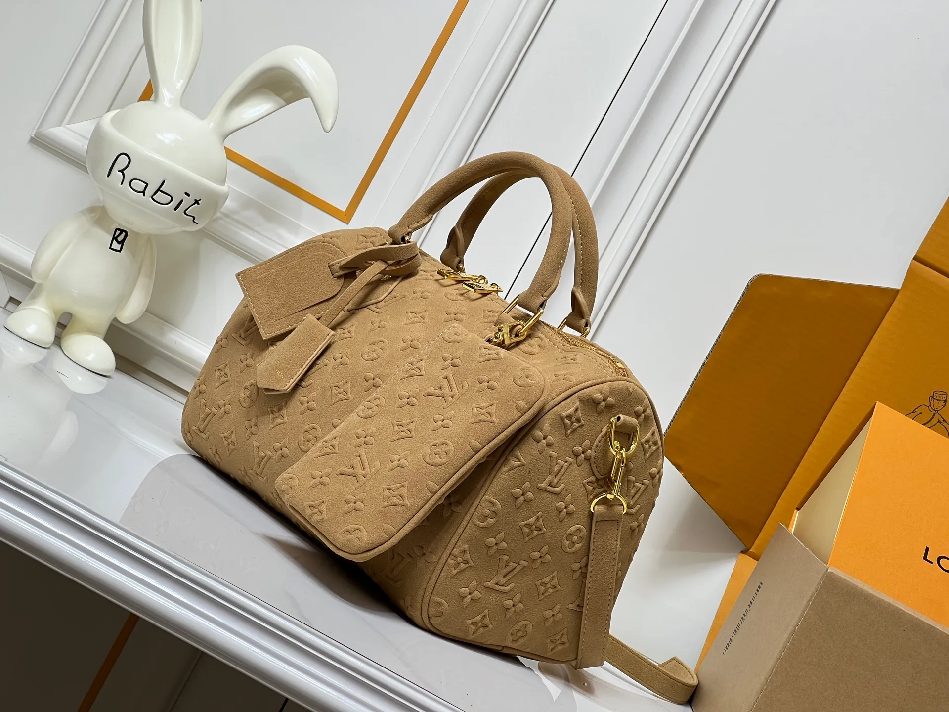 Batch 300💰M15225 M22853 M13344 Speedy Bandoulière 30 handbag Louis Vuitton's updated version of the classic Speedy series, crafted from gray embossed leather, fully engraved with the brand's iconic Monogram pattern, fully demonstrating the brand's heritage in texture. Equipped with golden metal accessories, it has a delicate handle and an adjustable shoulder strap, so it can be carried elegantly by hand or worn casually across the body. Built-in detachable coin purse blends practicality and design. From daily commuting to leisure travel, it combines classic bag shapes with modern materials to interpret the balance of French elegance and pragmatism. It is a fashionable item that highlights your individual taste. Dimensions: 30x18x17 cm