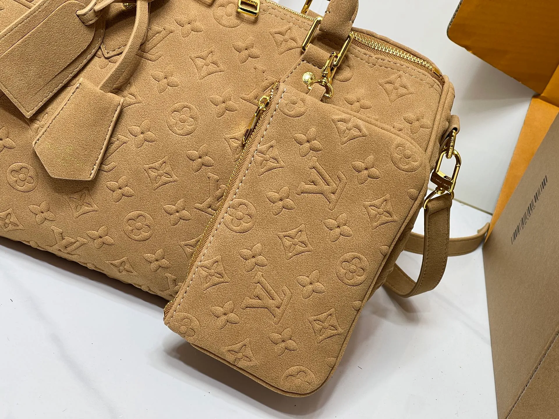 Batch 300💰M15225 M22853 M13344 Speedy Bandoulière 30 handbag Louis Vuitton's updated version of the classic Speedy series, crafted from gray embossed leather, fully engraved with the brand's iconic Monogram pattern, fully demonstrating the brand's heritage in texture. Equipped with golden metal accessories, it has a delicate handle and an adjustable shoulder strap, so it can be carried elegantly by hand or worn casually across the body. Built-in detachable coin purse blends practicality and design. From daily commuting to leisure travel, it combines classic bag shapes with modern materials to interpret the balance of French elegance and pragmatism. It is a fashionable item that highlights your individual taste. Dimensions: 30x18x17 cm