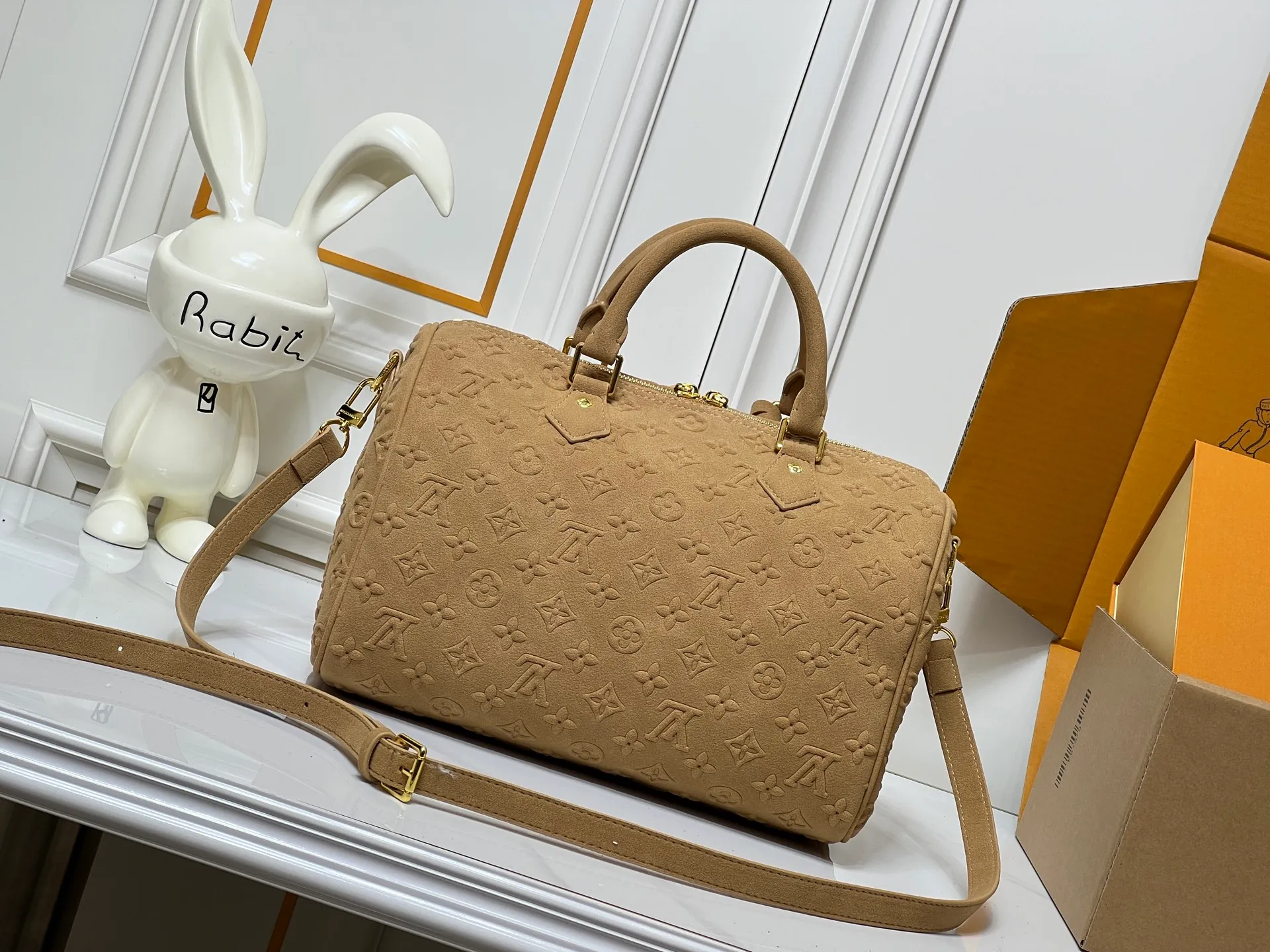 Batch 300💰M15225 M22853 M13344 Speedy Bandoulière 30 handbag Louis Vuitton's updated version of the classic Speedy series, crafted from gray embossed leather, fully engraved with the brand's iconic Monogram pattern, fully demonstrating the brand's heritage in texture. Equipped with golden metal accessories, it has a delicate handle and an adjustable shoulder strap, so it can be carried elegantly by hand or worn casually across the body. Built-in detachable coin purse blends practicality and design. From daily commuting to leisure travel, it combines classic bag shapes with modern materials to interpret the balance of French elegance and pragmatism. It is a fashionable item that highlights your individual taste. Dimensions: 30x18x17 cm