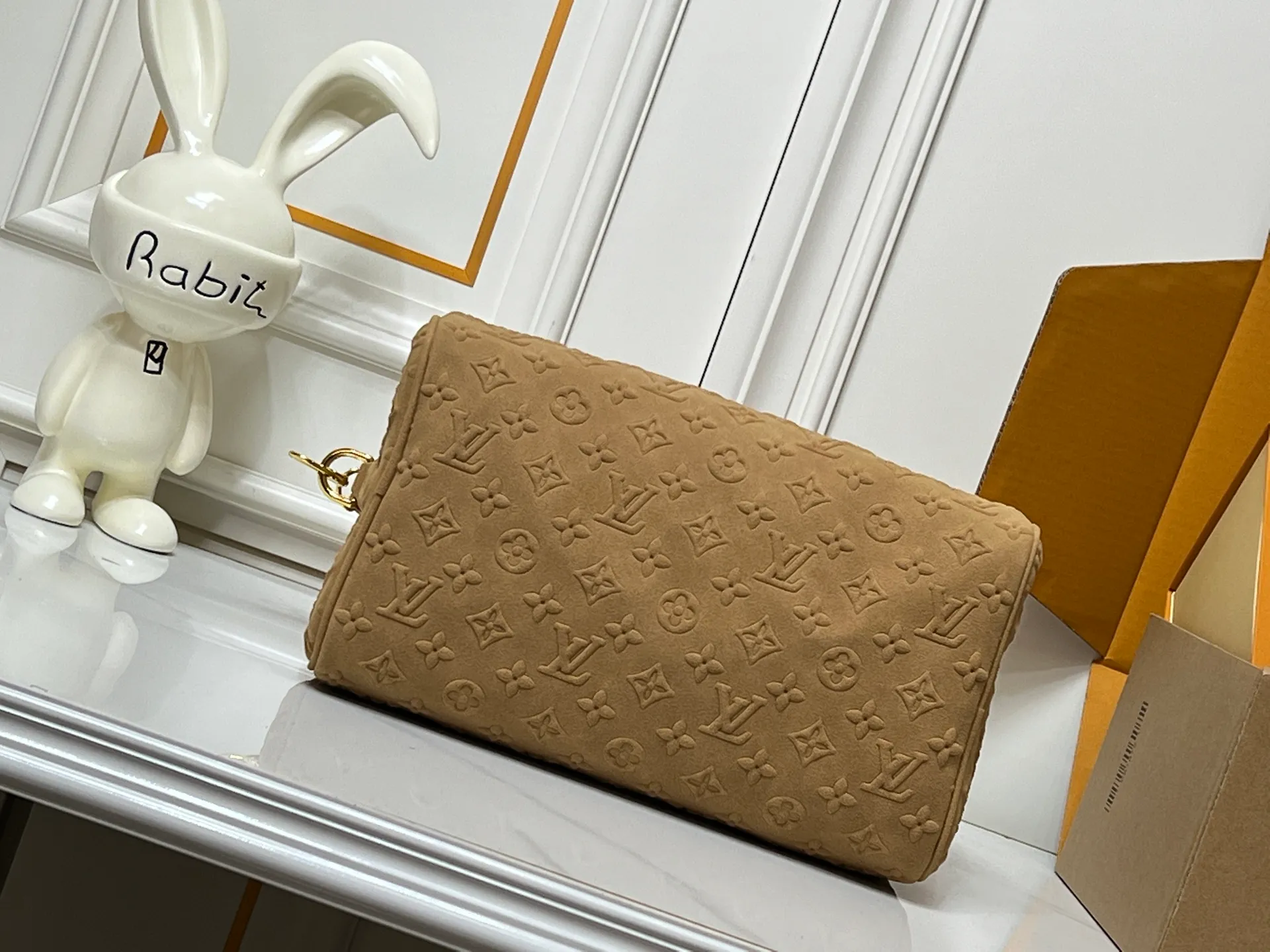Batch 300💰M15225 M22853 M13344 Speedy Bandoulière 30 handbag Louis Vuitton's updated version of the classic Speedy series, crafted from gray embossed leather, fully engraved with the brand's iconic Monogram pattern, fully demonstrating the brand's heritage in texture. Equipped with golden metal accessories, it has a delicate handle and an adjustable shoulder strap, so it can be carried elegantly by hand or worn casually across the body. Built-in detachable coin purse blends practicality and design. From daily commuting to leisure travel, it combines classic bag shapes with modern materials to interpret the balance of French elegance and pragmatism. It is a fashionable item that highlights your individual taste. Dimensions: 30x18x17 cm