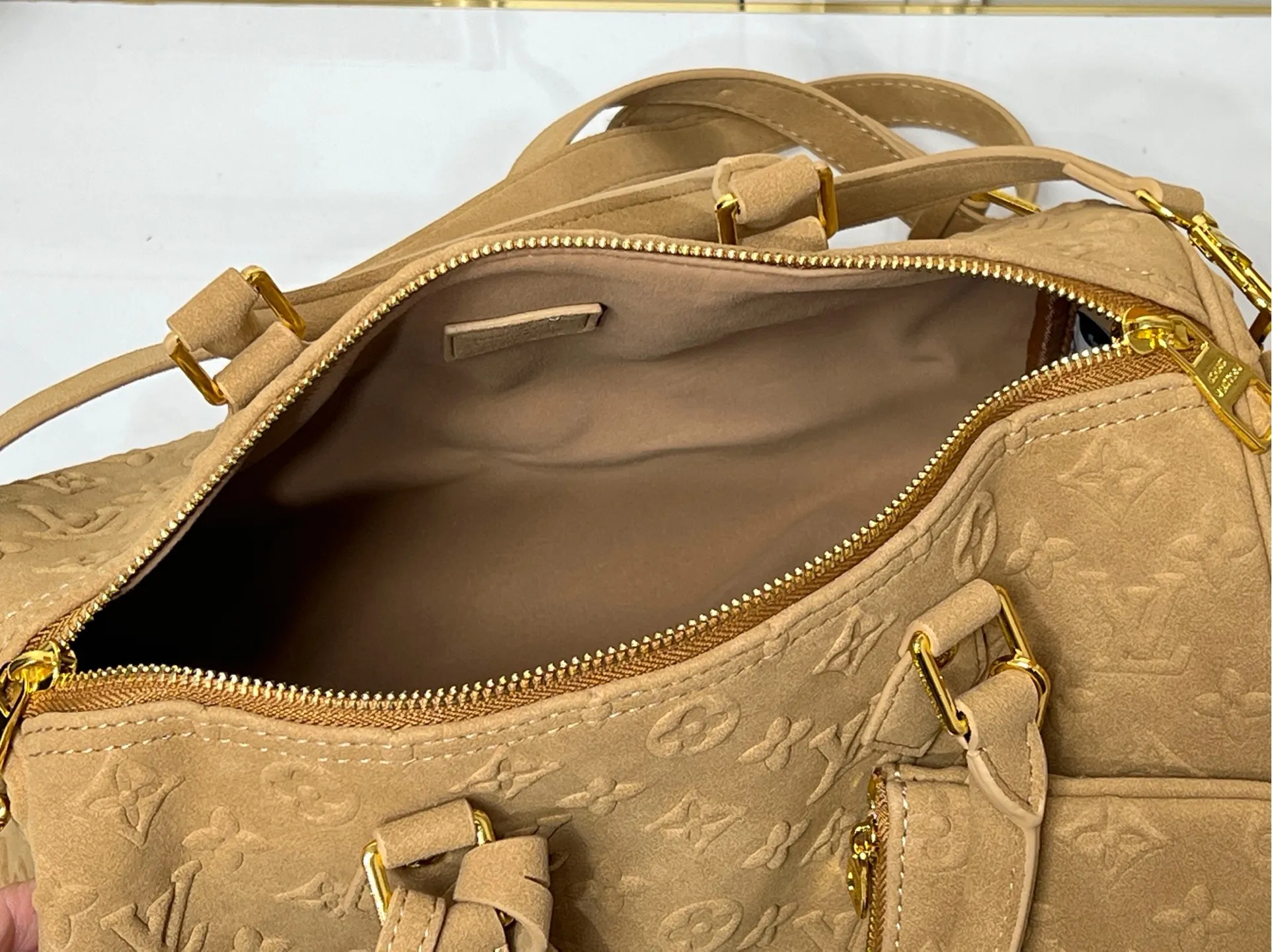 Batch 300💰M15225 M22853 M13344 Speedy Bandoulière 30 handbag Louis Vuitton's updated version of the classic Speedy series, crafted from gray embossed leather, fully engraved with the brand's iconic Monogram pattern, fully demonstrating the brand's heritage in texture. Equipped with golden metal accessories, it has a delicate handle and an adjustable shoulder strap, so it can be carried elegantly by hand or worn casually across the body. Built-in detachable coin purse blends practicality and design. From daily commuting to leisure travel, it combines classic bag shapes with modern materials to interpret the balance of French elegance and pragmatism. It is a fashionable item that highlights your individual taste. Dimensions: 30x18x17 cm