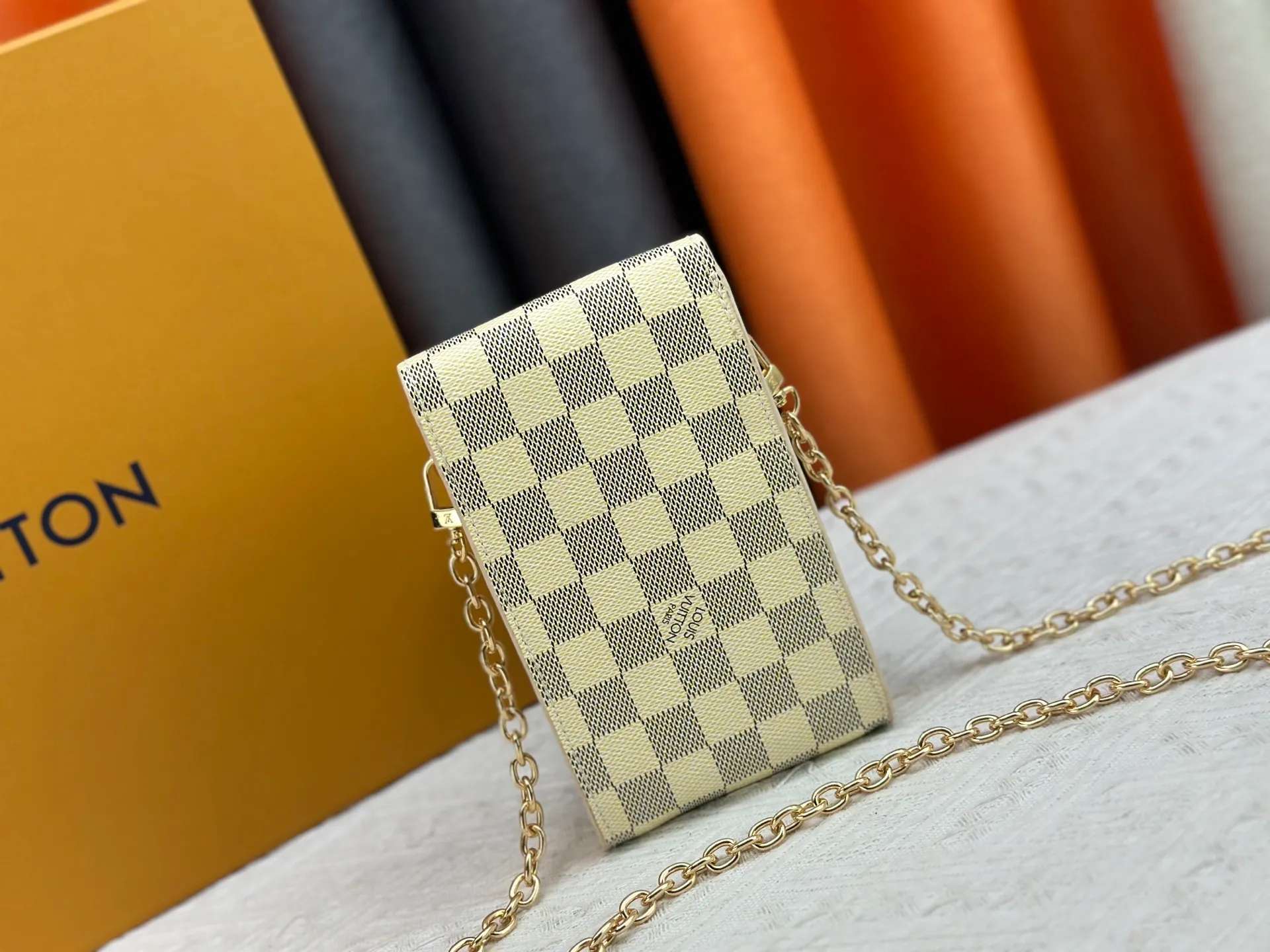 P220 upgraded version [Official latest model] [Real shot] M13572 This Métis mobile phone bag M82465 camera bag takes inspiration from Louis Vuitton's classic luggage and uses a whole piece of Monogram canvas to cut out an exquisite configuration. The S-lock clasp and metal corners speak of the brand's long tradition of boxmaking. Attach the removable chain to instantly be hands-free. Dimensions: 10.4 x 17.5 x 4.0 cm (length x height x width)