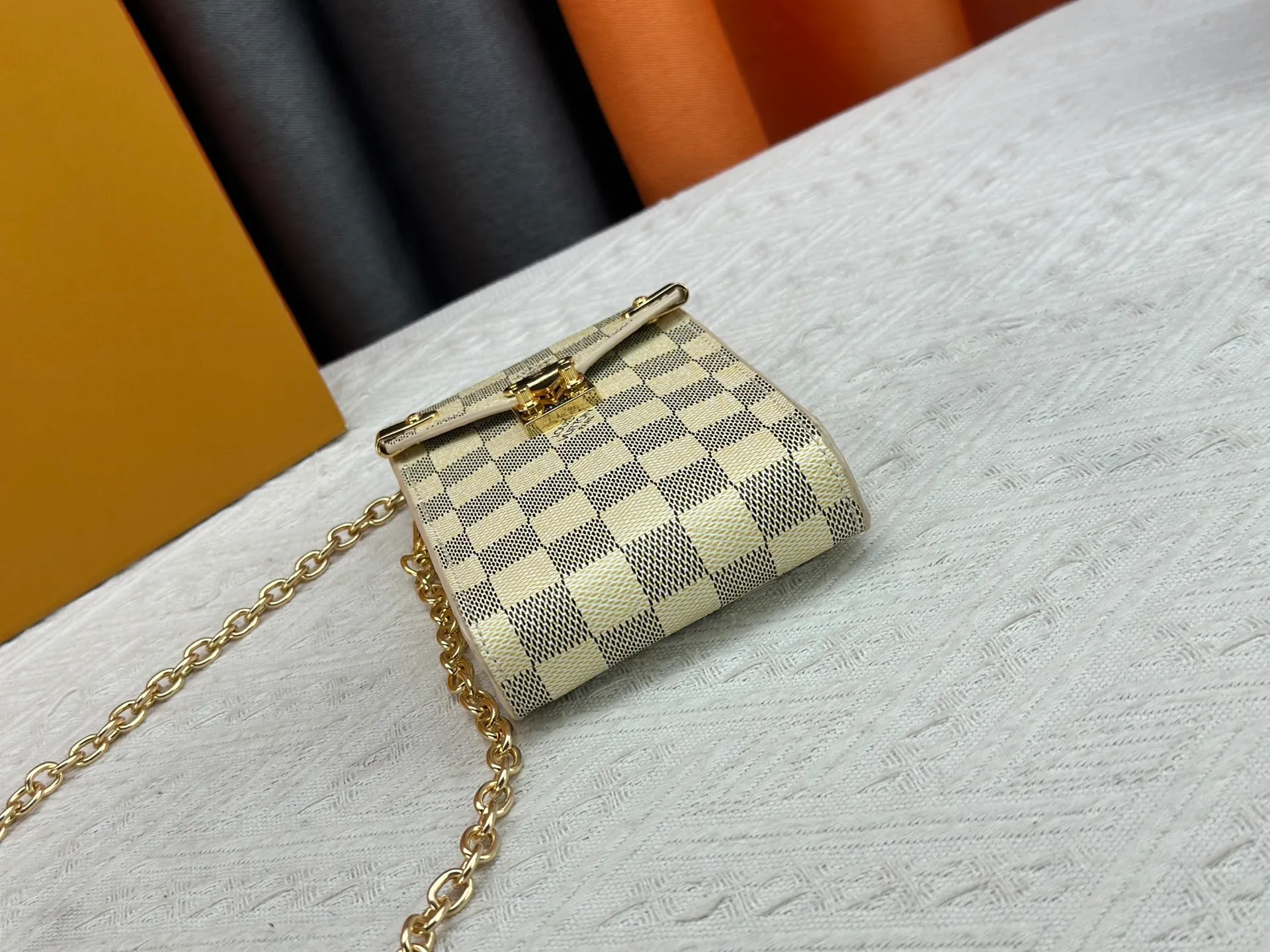 P220 upgraded version [Official latest model] [Real shot] M13572 This Métis mobile phone bag M82465 camera bag takes inspiration from Louis Vuitton's classic luggage and uses a whole piece of Monogram canvas to cut out an exquisite configuration. The S-lock clasp and metal corners speak of the brand's long tradition of boxmaking. Attach the removable chain to instantly be hands-free. Dimensions: 10.4 x 17.5 x 4.0 cm (length x height x width)
