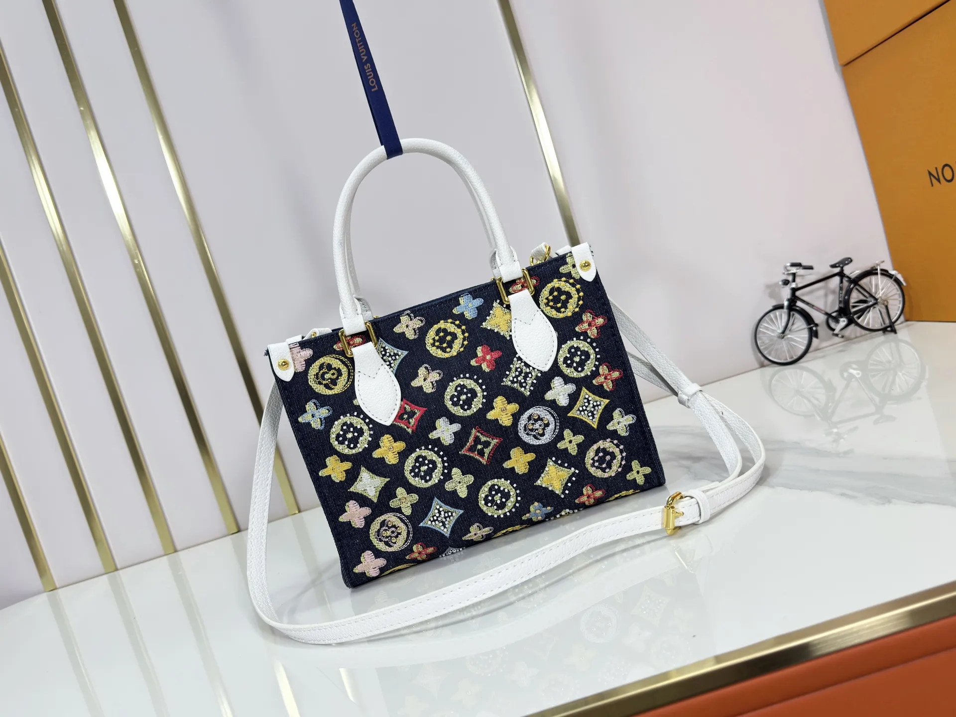 P300 Upgraded original version 🔥New embroidery🔥M45659 M46373 M44571 This OnTheGo small handbag is made of Monogram and Monogram Reverse canvas, with the Monogram Giant pattern embellished on it. The Toron handle and the jacquard textured shoulder strap decorated with the brand's logo create a visual contrast, and the detachable coin bag is suitable for storing change or small items. It combines fashionable charm with various functions, making it a good daily companion. 25.0 x 19.0 x 11.5 cm (length x height x width)