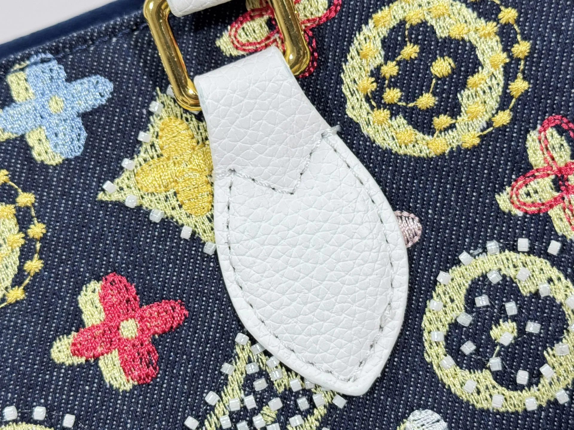 P300 Upgraded original version 🔥New embroidery🔥M45659 M46373 M44571 This OnTheGo small handbag is made of Monogram and Monogram Reverse canvas, with the Monogram Giant pattern embellished on it. The Toron handle and the jacquard textured shoulder strap decorated with the brand's logo create a visual contrast, and the detachable coin bag is suitable for storing change or small items. It combines fashionable charm with various functions, making it a good daily companion. 25.0 x 19.0 x 11.5 cm (length x height x width)