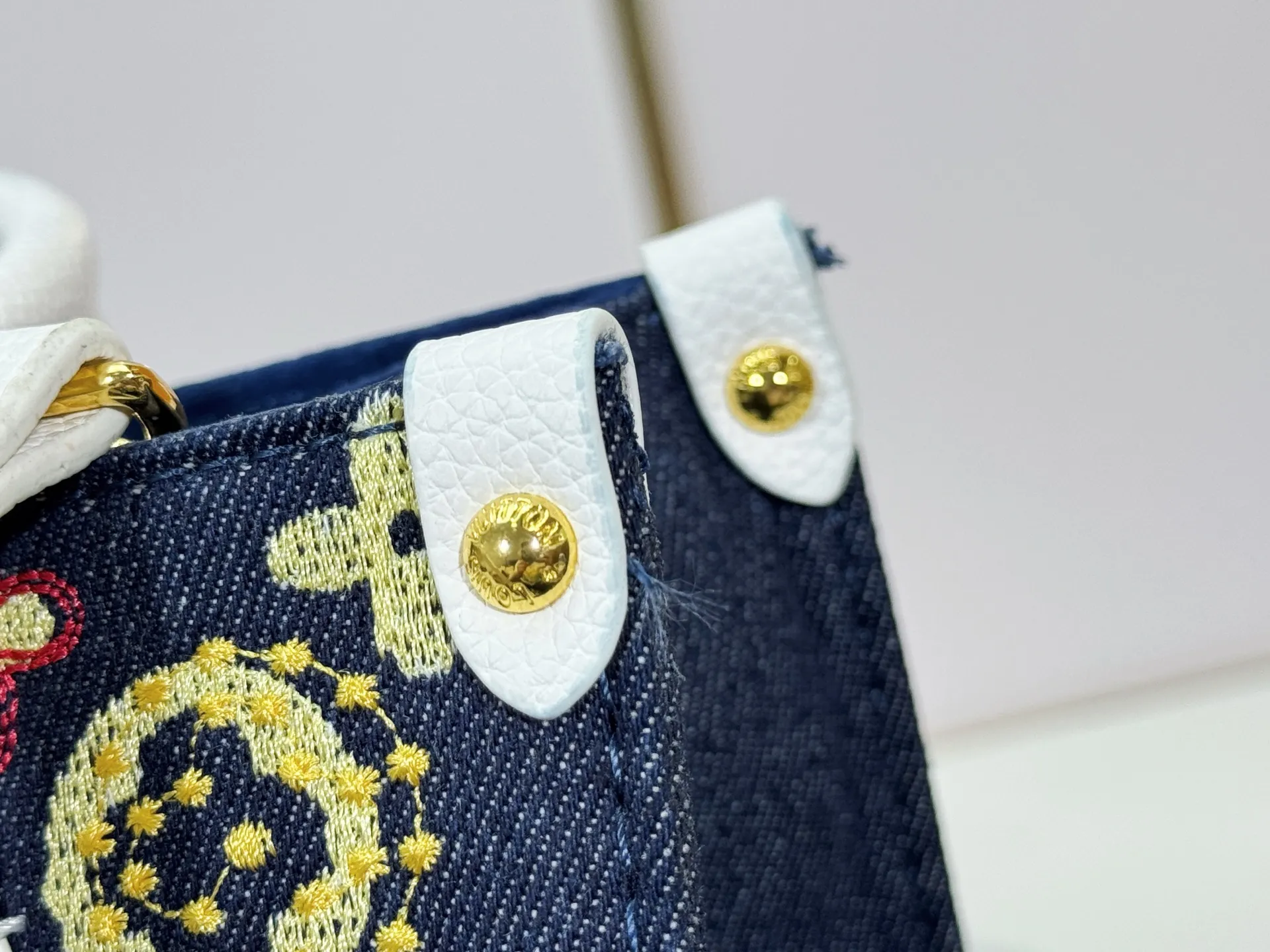 P300 Upgraded original version 🔥New embroidery🔥M45659 M46373 M44571 This OnTheGo small handbag is made of Monogram and Monogram Reverse canvas, with the Monogram Giant pattern embellished on it. The Toron handle and the jacquard textured shoulder strap decorated with the brand's logo create a visual contrast, and the detachable coin bag is suitable for storing change or small items. It combines fashionable charm with various functions, making it a good daily companion. 25.0 x 19.0 x 11.5 cm (length x height x width)