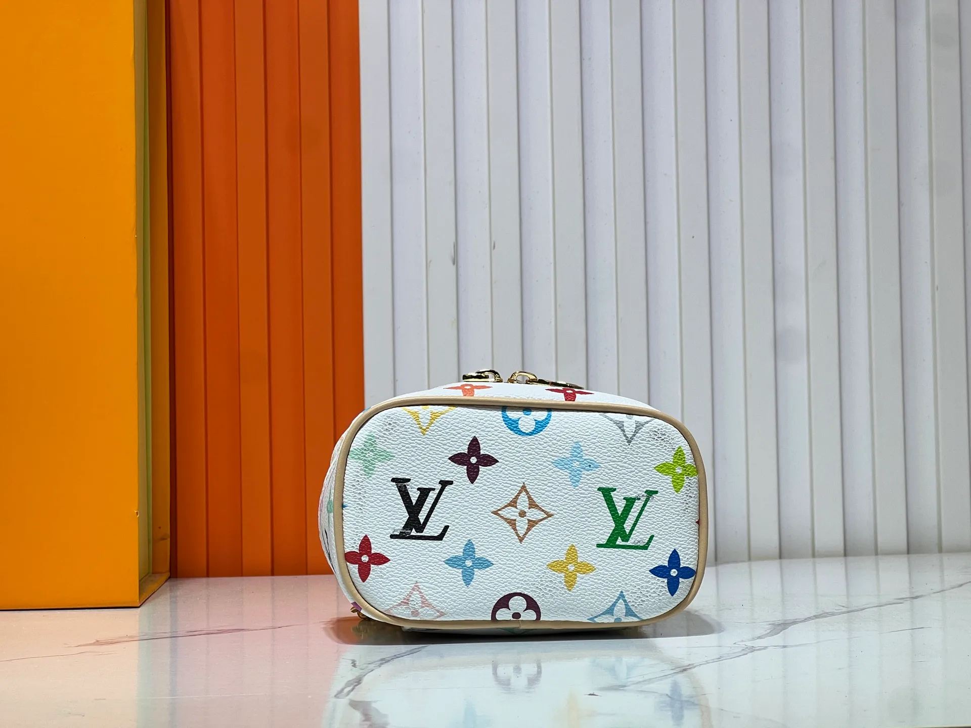 Batch 240💰 Upgraded original M13747 M44495 M42265 M44936 M42263 lv Murakami Nice mini Nano cosmetic bag with Monogram printing and 33 colorful colors. In 2025, Murakami and lv jointly launched the white and black tricolor twelve pieces, which are very popular around the world and are loved by celebrities and celebrities. Dimensions: 14 x 10.2 x 8.5 (LxHxW)