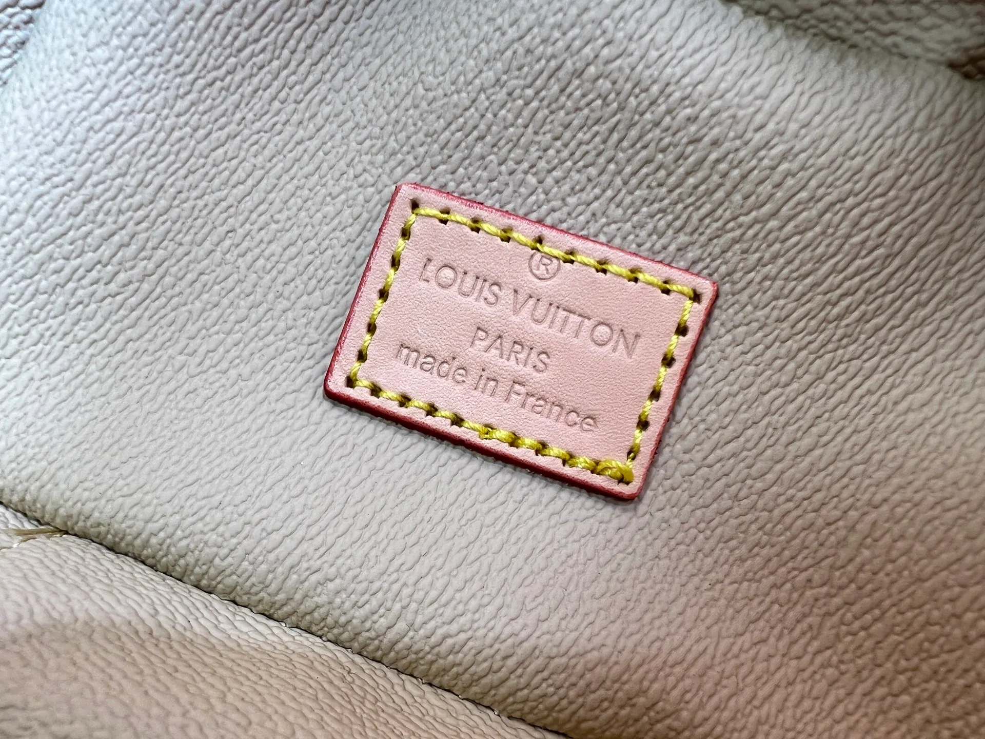 Batch 240💰 Upgraded original M13747 M44495 M42265 M44936 M42263 lv Murakami Nice mini Nano cosmetic bag with Monogram printing and 33 colorful colors. In 2025, Murakami and lv jointly launched the white and black tricolor twelve pieces, which are very popular around the world and are loved by celebrities and celebrities. Dimensions: 14 x 10.2 x 8.5 (LxHxW)
