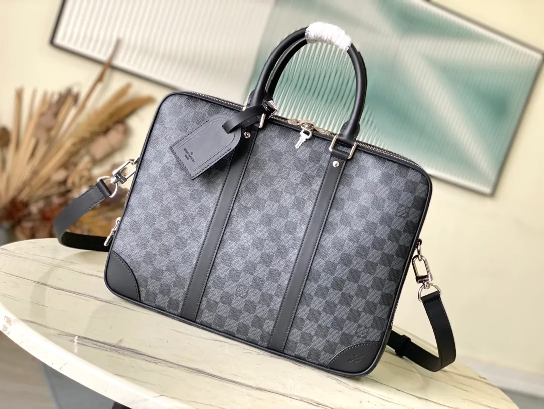 💰1100 Top original order N40485 Voyage large briefcase is a space upgrade on the classic Attache briefcase. Damier Graphite canvas body with cowhide leather trim, extra side straps and top handles. A padded interior compartment holds a laptop, and dual patch pockets and zip pockets add functionality. Dimensions: 39.5 × 29 × 9 cm