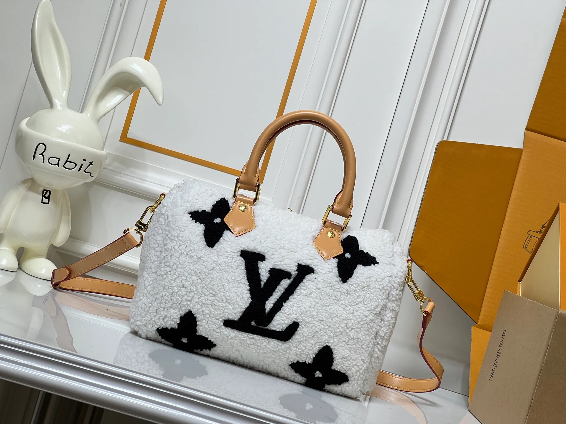 Batch 260💰Upgraded original M23468 M40390 [Speedy Bandoulière 25 handbag] Lamb velvet🔥Made of soft wool leather with grained leather trim, relying on complex intarsia technology to outline the Giant Monogram pattern, showing the trend of the winter series. Rolled leather top handles and removable and adjustable leather shoulder strap allow for a variety of carrying options. Dimensions: 25.0 x 19.0 x 15.0 cm