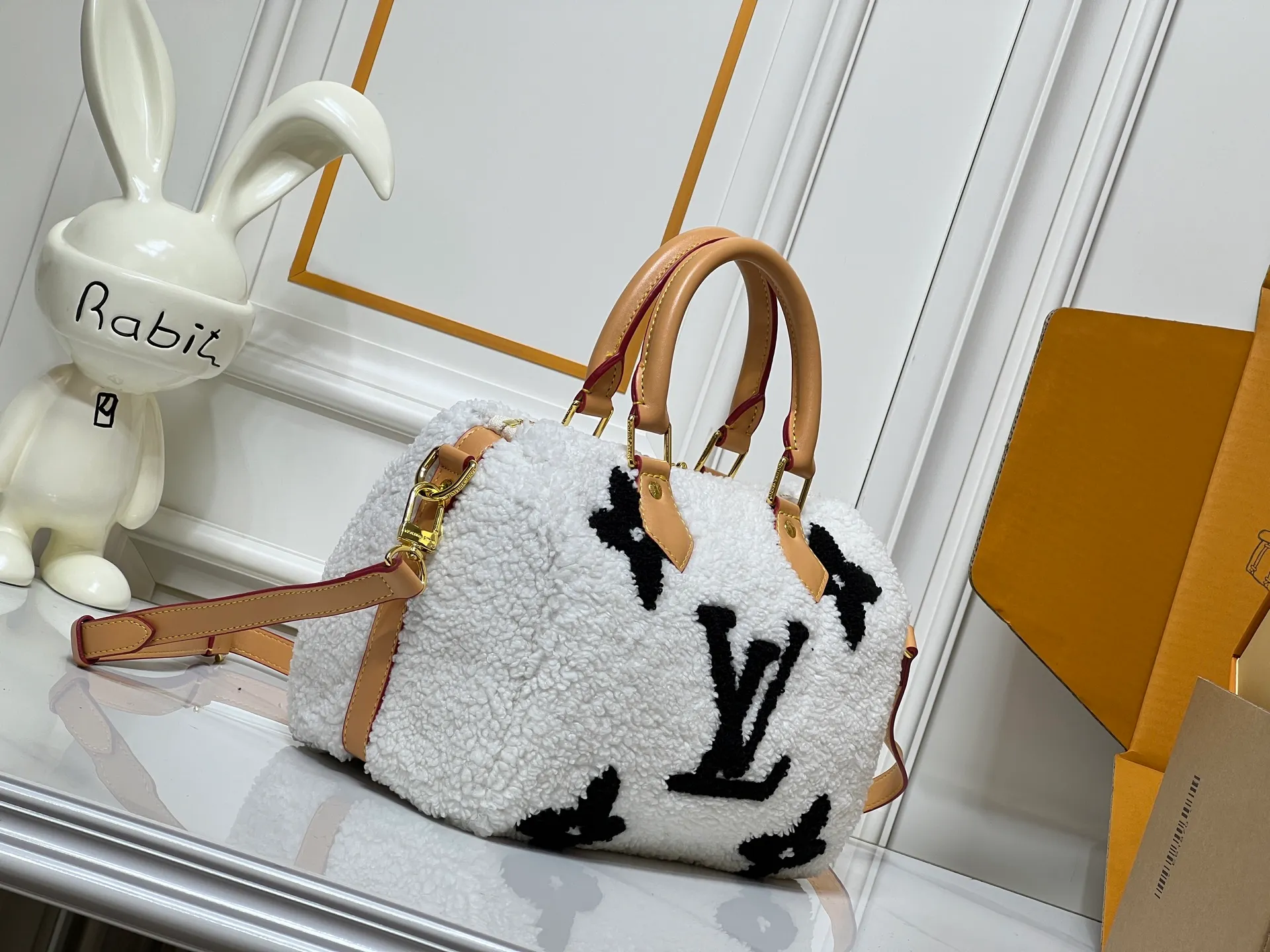 Batch 260💰Upgraded original M23468 M40390 [Speedy Bandoulière 25 handbag] Lamb velvet🔥Made of soft wool leather with grained leather trim, relying on complex intarsia technology to outline the Giant Monogram pattern, showing the trend of the winter series. Rolled leather top handles and removable and adjustable leather shoulder strap allow for a variety of carrying options. Dimensions: 25.0 x 19.0 x 15.0 cm
