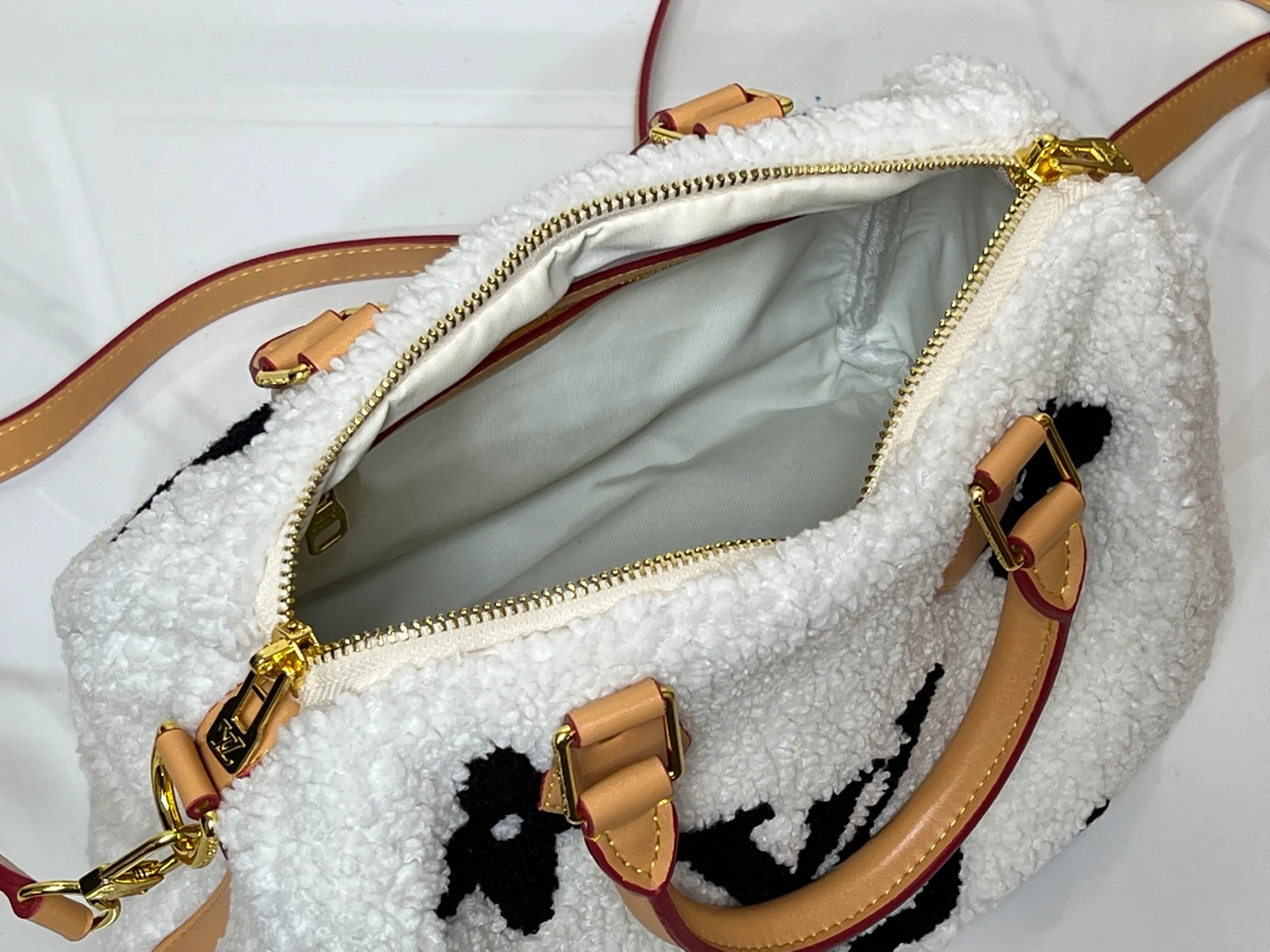 Batch 260💰Upgraded original M23468 M40390 [Speedy Bandoulière 25 handbag] Lamb velvet🔥Made of soft wool leather with grained leather trim, relying on complex intarsia technology to outline the Giant Monogram pattern, showing the trend of the winter series. Rolled leather top handles and removable and adjustable leather shoulder strap allow for a variety of carrying options. Dimensions: 25.0 x 19.0 x 15.0 cm