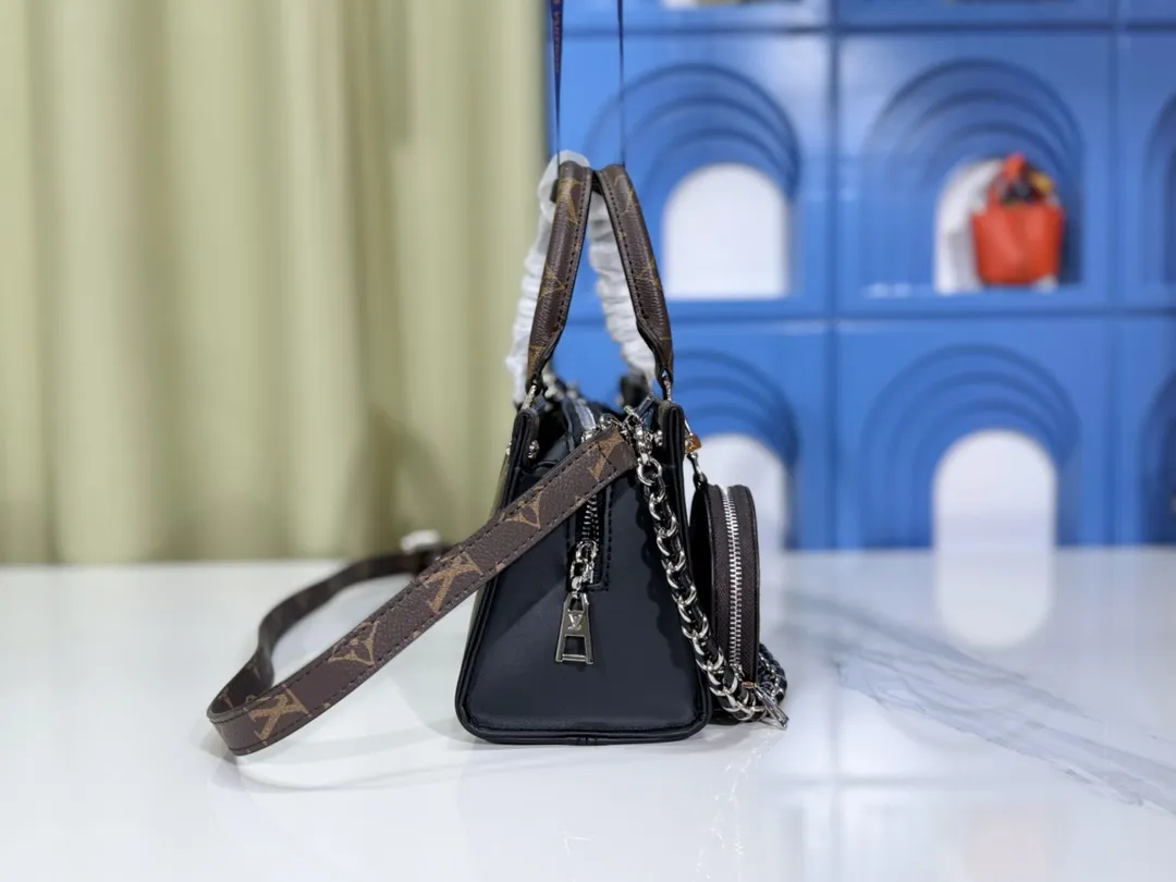 P280💰Upgraded from the original M23640 M23698 M46653 This OnTheGo East West handbag introduces the OnTheGo small tote bag design, using Monogram Empreinte leather to reinterpret the ample configuration of East West. The Giant Monogram is embossed on the leather body, and the neat interior can store daily necessities. The top handle and removable leather chain strap allow for multiple carry options. 25 x 13 x 10 cm