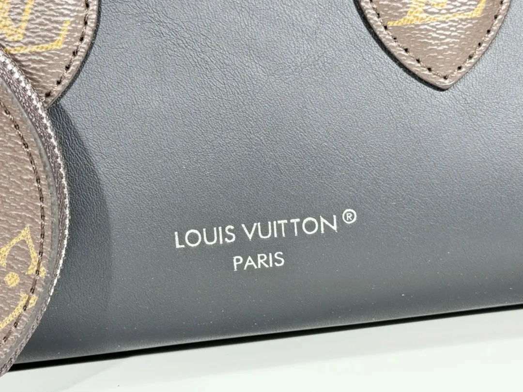 P280💰Upgraded from the original M23640 M23698 M46653 This OnTheGo East West handbag introduces the OnTheGo small tote bag design, using Monogram Empreinte leather to reinterpret the ample configuration of East West. The Giant Monogram is embossed on the leather body, and the neat interior can store daily necessities. The top handle and removable leather chain strap allow for multiple carry options. 25 x 13 x 10 cm