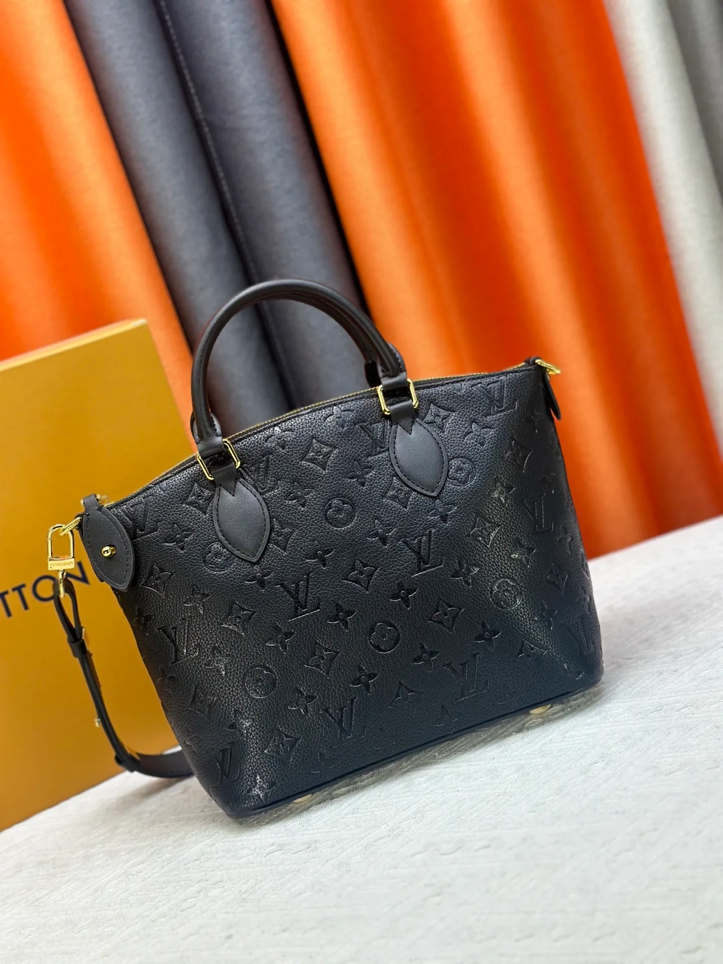P270 Upgraded Original M26494 M26532 This Lockit BB handbag draws inspiration from the Knick-Knack handbag in the 1960s and can be flexibly switched between multiple carrying methods. Monogram coated canvas with a curved upper edge and oval trim reflect the classic elements of the original design. The padlock opening and closing once again pays tribute to the brand's long heritage. Dimensions: 33 x 24 x 12 cm (length x height x width)