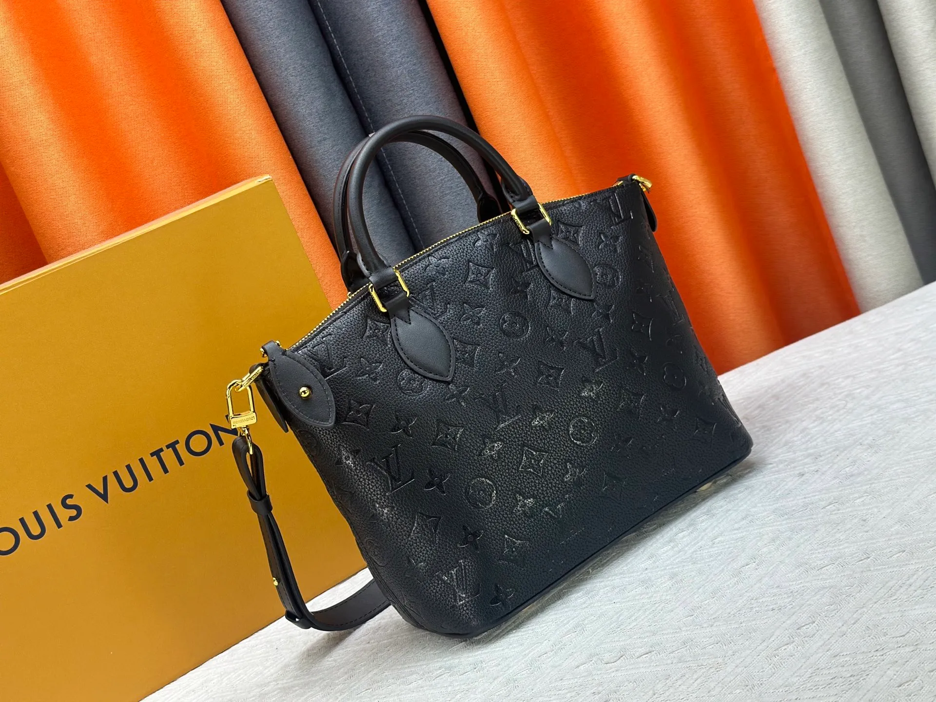 P270 Upgraded Original M26494 M26532 This Lockit BB handbag draws inspiration from the Knick-Knack handbag in the 1960s and can be flexibly switched between multiple carrying methods. Monogram coated canvas with a curved upper edge and oval trim reflect the classic elements of the original design. The padlock opening and closing once again pays tribute to the brand's long heritage. Dimensions: 33 x 24 x 12 cm (length x height x width)