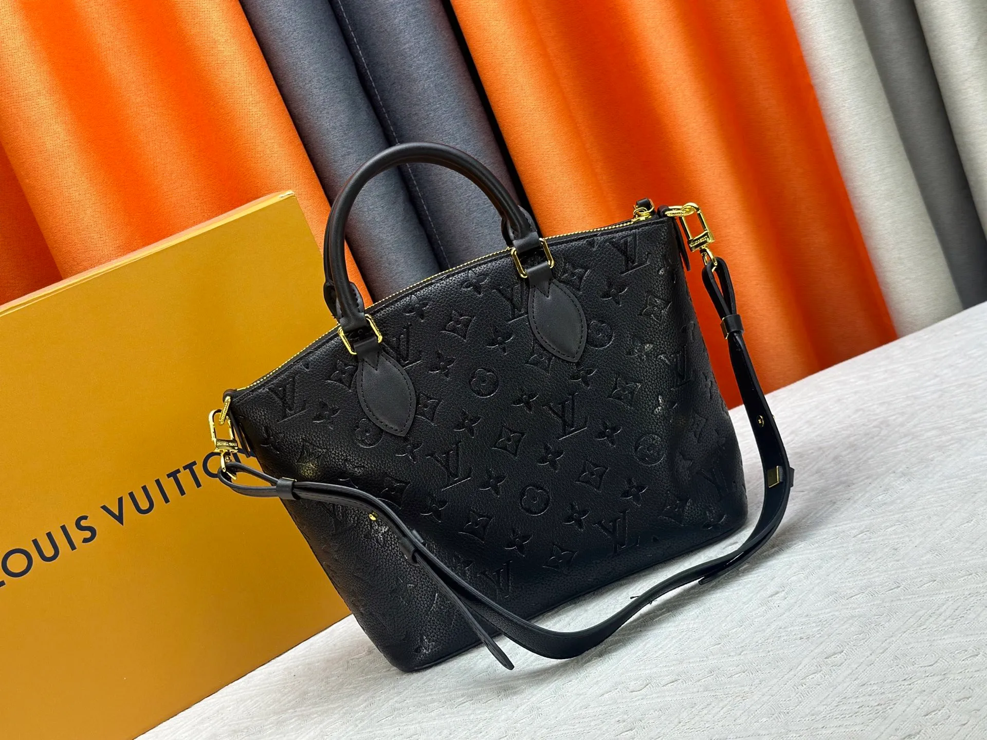 P270 Upgraded Original M26494 M26532 This Lockit BB handbag draws inspiration from the Knick-Knack handbag in the 1960s and can be flexibly switched between multiple carrying methods. Monogram coated canvas with a curved upper edge and oval trim reflect the classic elements of the original design. The padlock opening and closing once again pays tribute to the brand's long heritage. Dimensions: 33 x 24 x 12 cm (length x height x width)