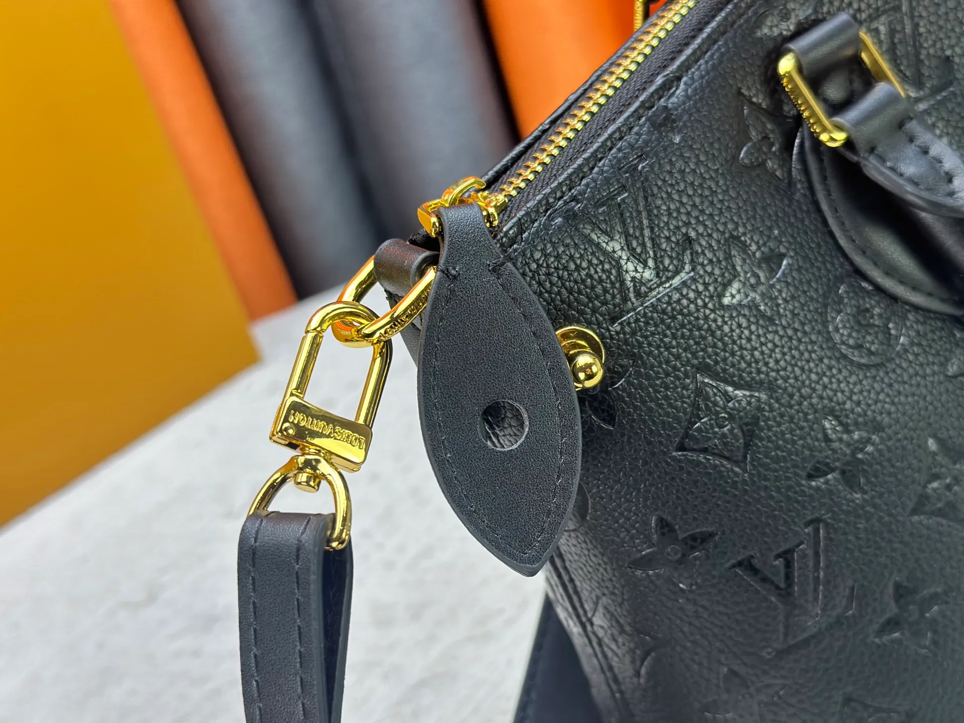 P270 Upgraded Original M26494 M26532 This Lockit BB handbag draws inspiration from the Knick-Knack handbag in the 1960s and can be flexibly switched between multiple carrying methods. Monogram coated canvas with a curved upper edge and oval trim reflect the classic elements of the original design. The padlock opening and closing once again pays tribute to the brand's long heritage. Dimensions: 33 x 24 x 12 cm (length x height x width)
