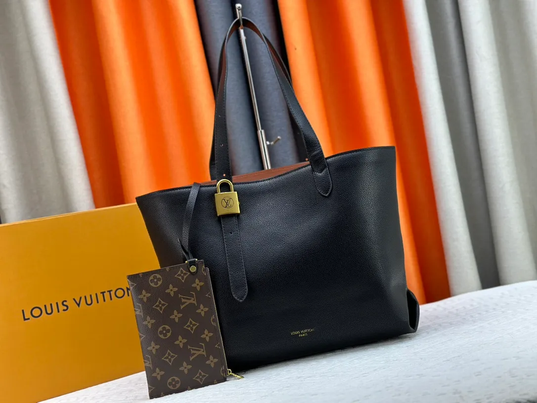 P260 Upgraded original M25341 M25342 M25343 This medium-sized Low Key Cabas handbag is made of soft grained cow leather and suede leather lining, creating a luxurious style. The brand's iconic padlock demonstrates an eclectic mix of elegant aesthetics and security features. The adjustable handle enables you to switch between hand-held and long- or short-shoulder carry. Dimensions: 47.0 x 30.0 x 14.0 cm