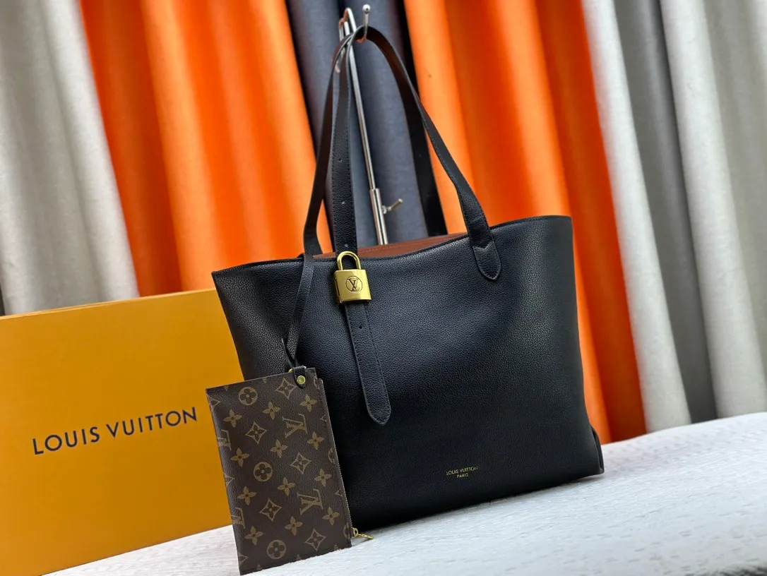 P260 Upgraded original M25341 M25342 M25343 This medium-sized Low Key Cabas handbag is made of soft grained cow leather and suede leather lining, creating a luxurious style. The brand's iconic padlock demonstrates an eclectic mix of elegant aesthetics and security features. The adjustable handle enables you to switch between hand-held and long- or short-shoulder carry. Dimensions: 47.0 x 30.0 x 14.0 cm