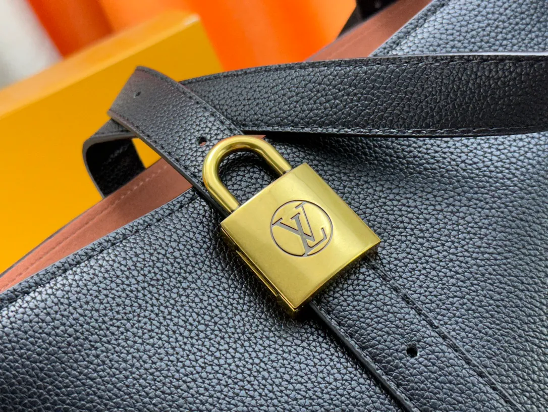 P260 Upgraded original M25341 M25342 M25343 This medium-sized Low Key Cabas handbag is made of soft grained cow leather and suede leather lining, creating a luxurious style. The brand's iconic padlock demonstrates an eclectic mix of elegant aesthetics and security features. The adjustable handle enables you to switch between hand-held and long- or short-shoulder carry. Dimensions: 47.0 x 30.0 x 14.0 cm