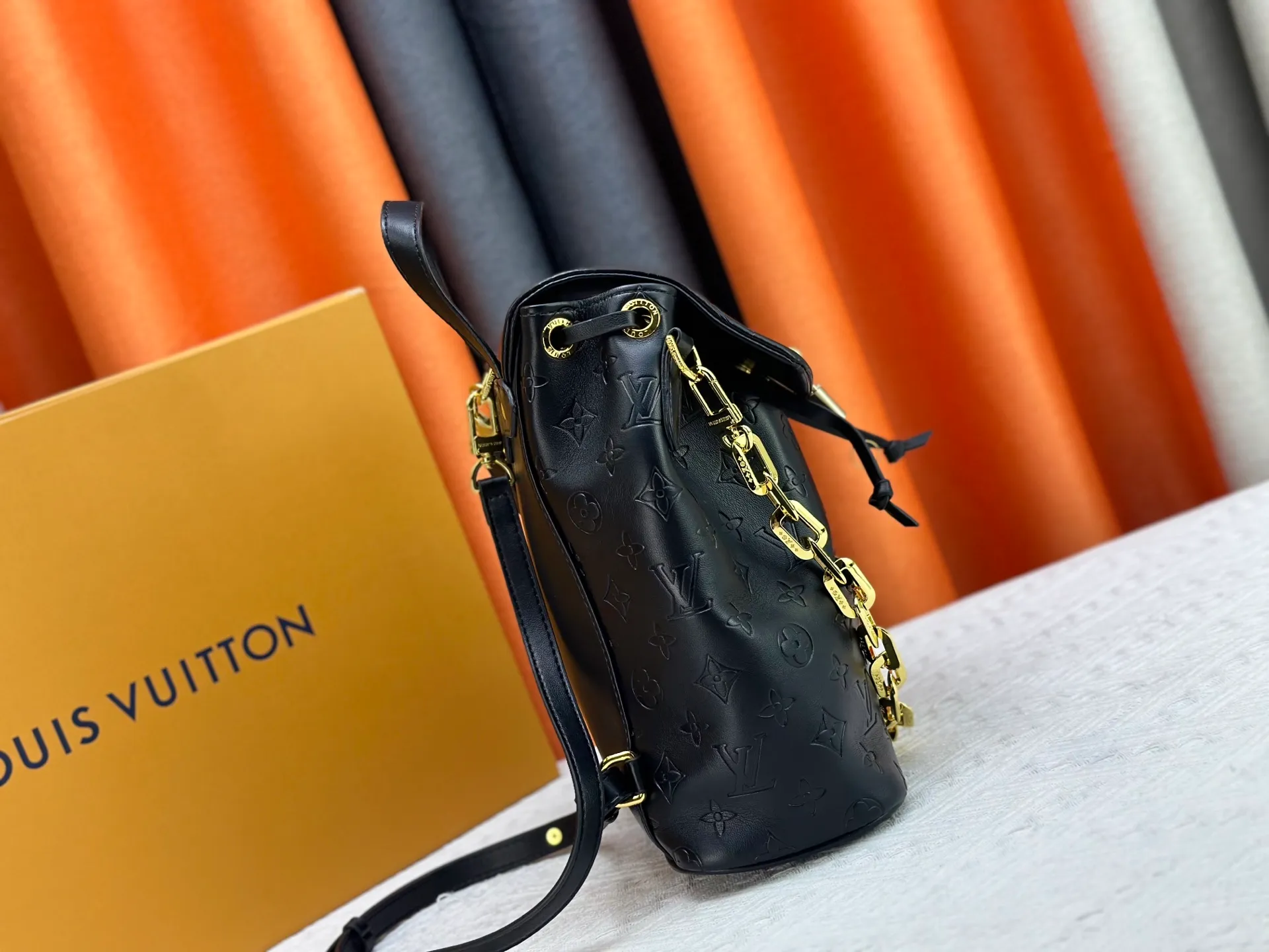 P280 M13357 Coussin Backpack Small handbag joins the Coussin series in a backpack configuration. It is made of soft Monogram embossed leather and integrated with the iconic LV padlock, combining modern style and functional considerations. The detachable Coussin chain releases the metal edge, and the zippered front pocket makes it easy to access various small items. Size: 21X26X10 cm