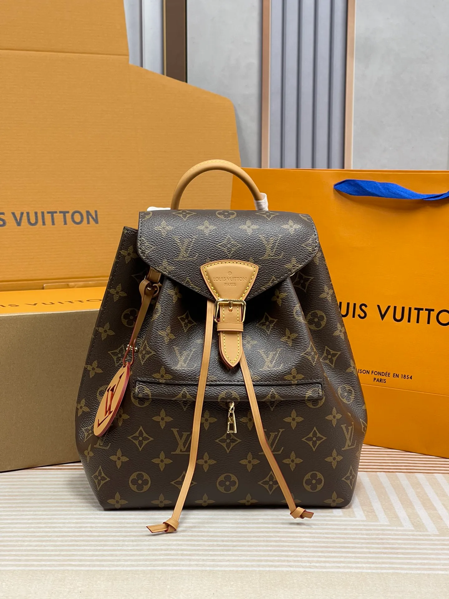 [Upgraded version] P660¥⭐️[Montsouris Backpack] Upgraded version·High quality·Semi-steel hardware with gift box🎁Packaging·Model M45501 Presbyopia brand new Monogram canvas and cowhide, with buckles and leather drawstrings derived from the brand archives. A spacious interior and zippered exterior pocket add functionality, while the top handle and removable and adjustable leather shoulder strap allow for a variety of carry options. Dimensions: 27.5 x 33 x 14 cm