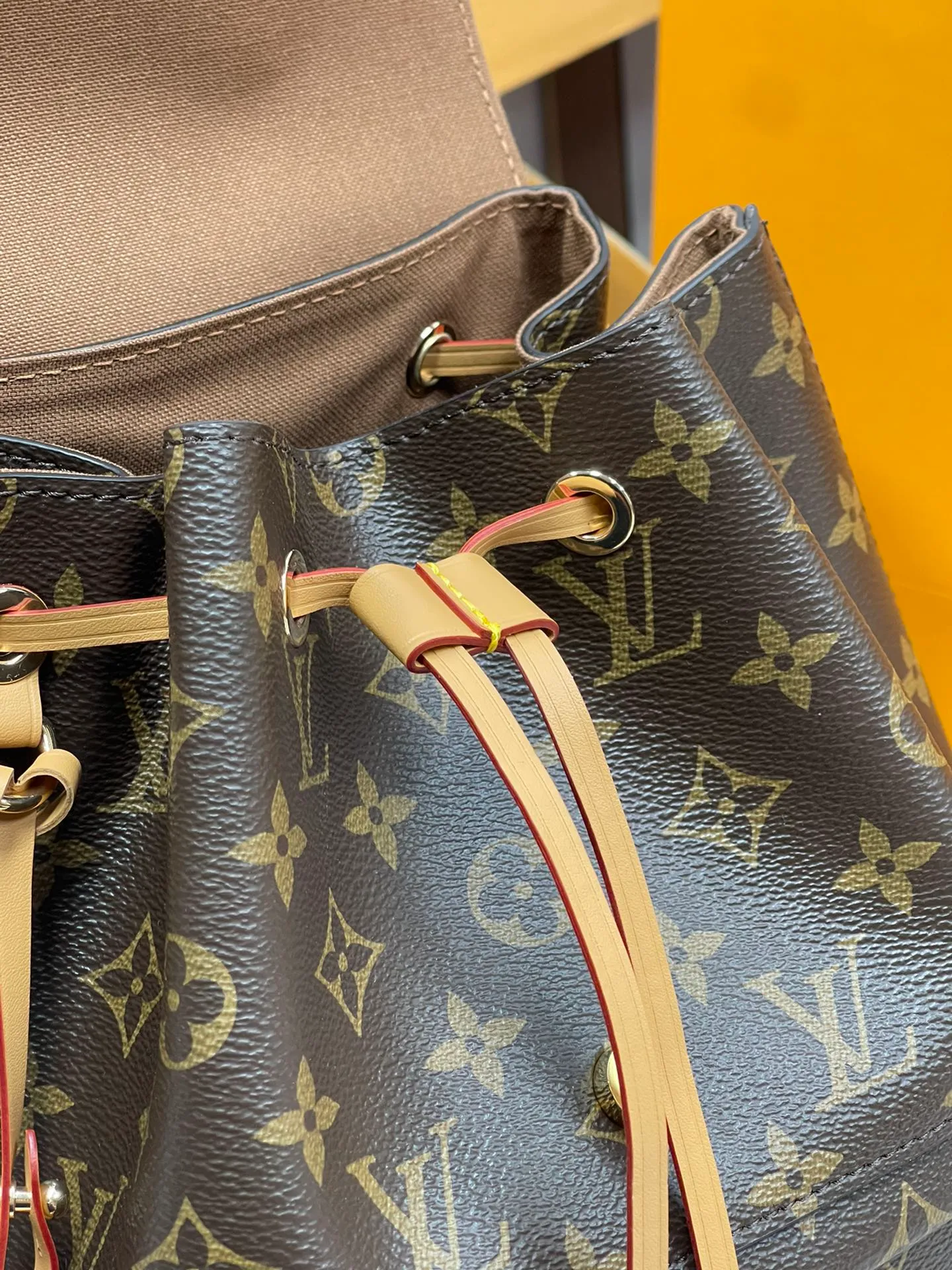 [Upgraded version] P660¥⭐️[Montsouris Backpack] Upgraded version·High quality·Semi-steel hardware with gift box🎁Packaging·Model M45501 Presbyopia brand new Monogram canvas and cowhide, with buckles and leather drawstrings derived from the brand archives. A spacious interior and zippered exterior pocket add functionality, while the top handle and removable and adjustable leather shoulder strap allow for a variety of carry options. Dimensions: 27.5 x 33 x 14 cm