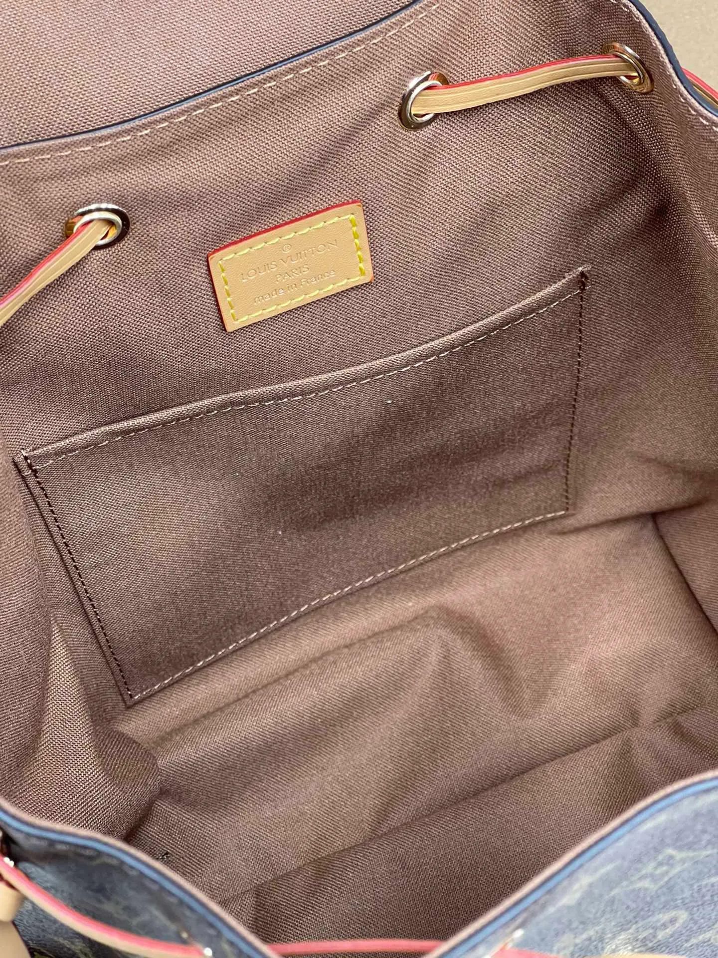 [Upgraded version] P660¥⭐️[Montsouris Backpack] Upgraded version·High quality·Semi-steel hardware with gift box🎁Packaging·Model M45501 Presbyopia brand new Monogram canvas and cowhide, with buckles and leather drawstrings derived from the brand archives. A spacious interior and zippered exterior pocket add functionality, while the top handle and removable and adjustable leather shoulder strap allow for a variety of carry options. Dimensions: 27.5 x 33 x 14 cm
