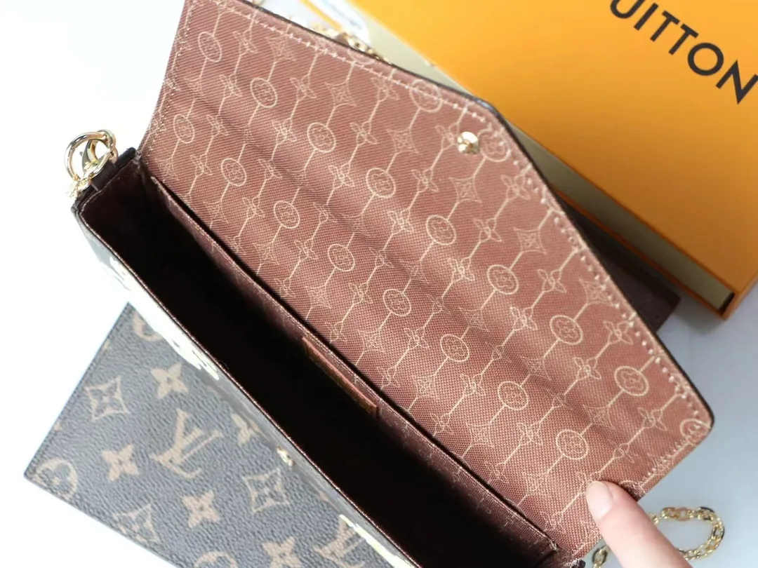 P170, M40466 Inspired by Louis Vuitton’s unique spirit of travel, the Pochette Félicie bag is crafted in Damier Azur canvas with bold graphic overlays. An ocean-inspired summer theme expressed in ropes and chains, in fresh, feminine colors that complement gold, making it a functional piece with a playful yet chic vibe. Size: 21*12*3cm
