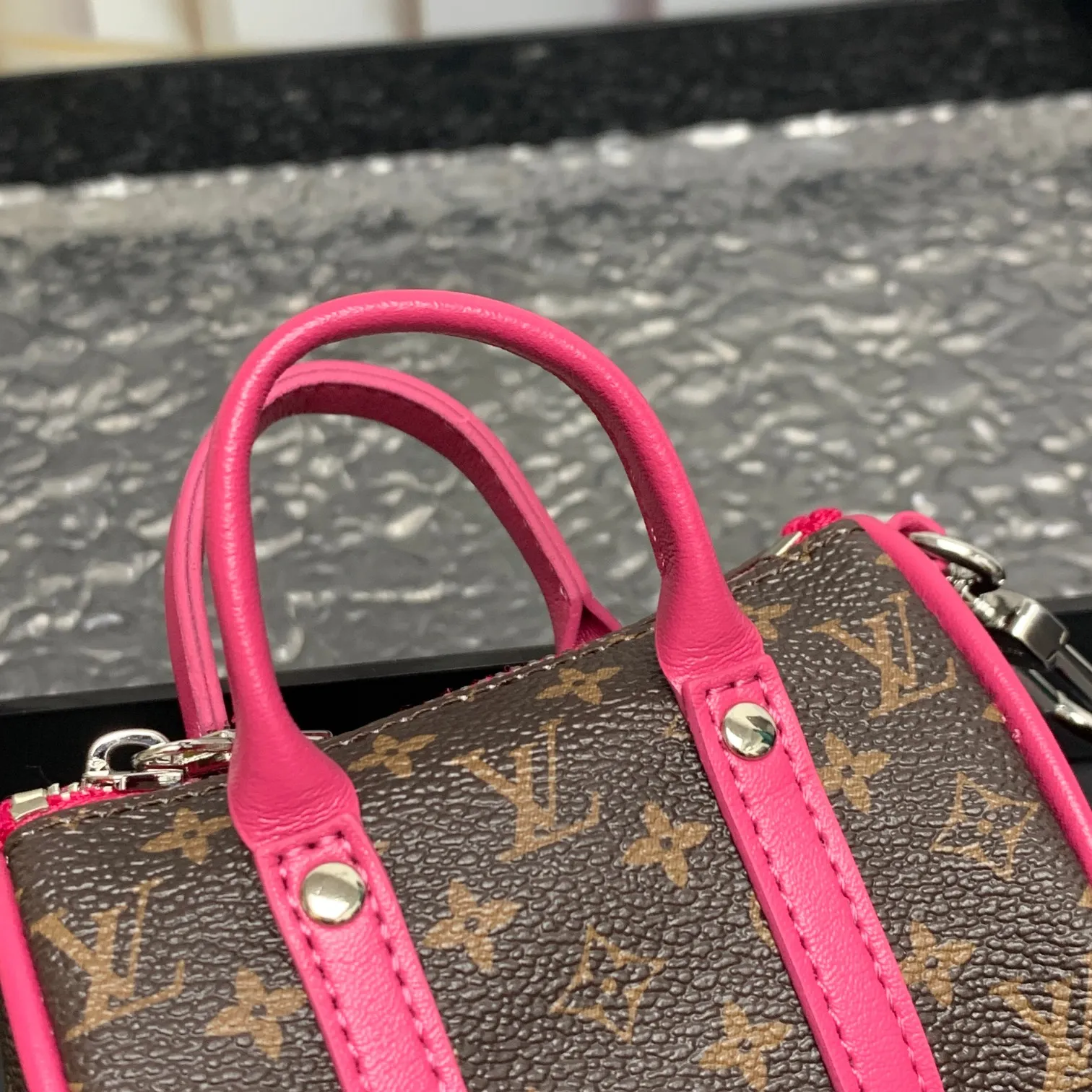 💰200 shipped😍 MINI KEEPALL bag charm and keychain ☀️Louis Vuitton Louis Vuitton lv mini pillow bag pendant ☀️This Mini Keepall bag charm and keychain condenses the classic handbag configuration, boldly showing the spirit of adventure. Monogram canvas with LV inscribed hook buckle, whether hung on a belt or handbag, its zipper closure and built-in keychain ensure secure storage